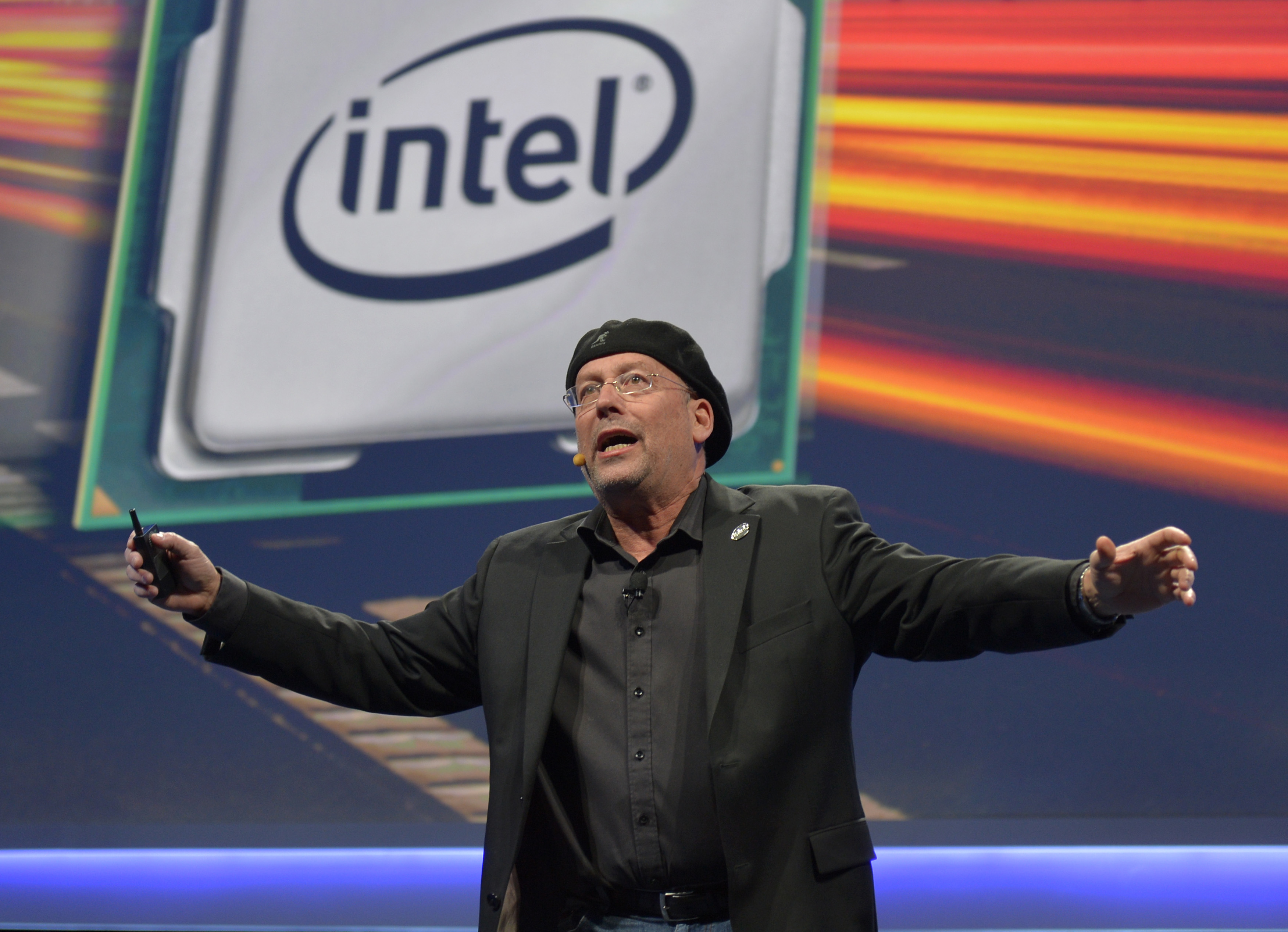 Intel reports lower 1Q net income, higher revenue