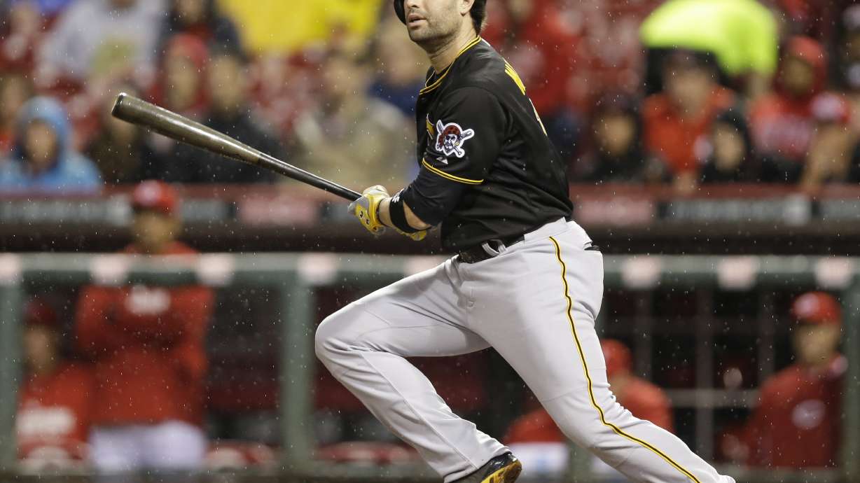 Leake's HR leads Reds over Pirates 7-5 for split