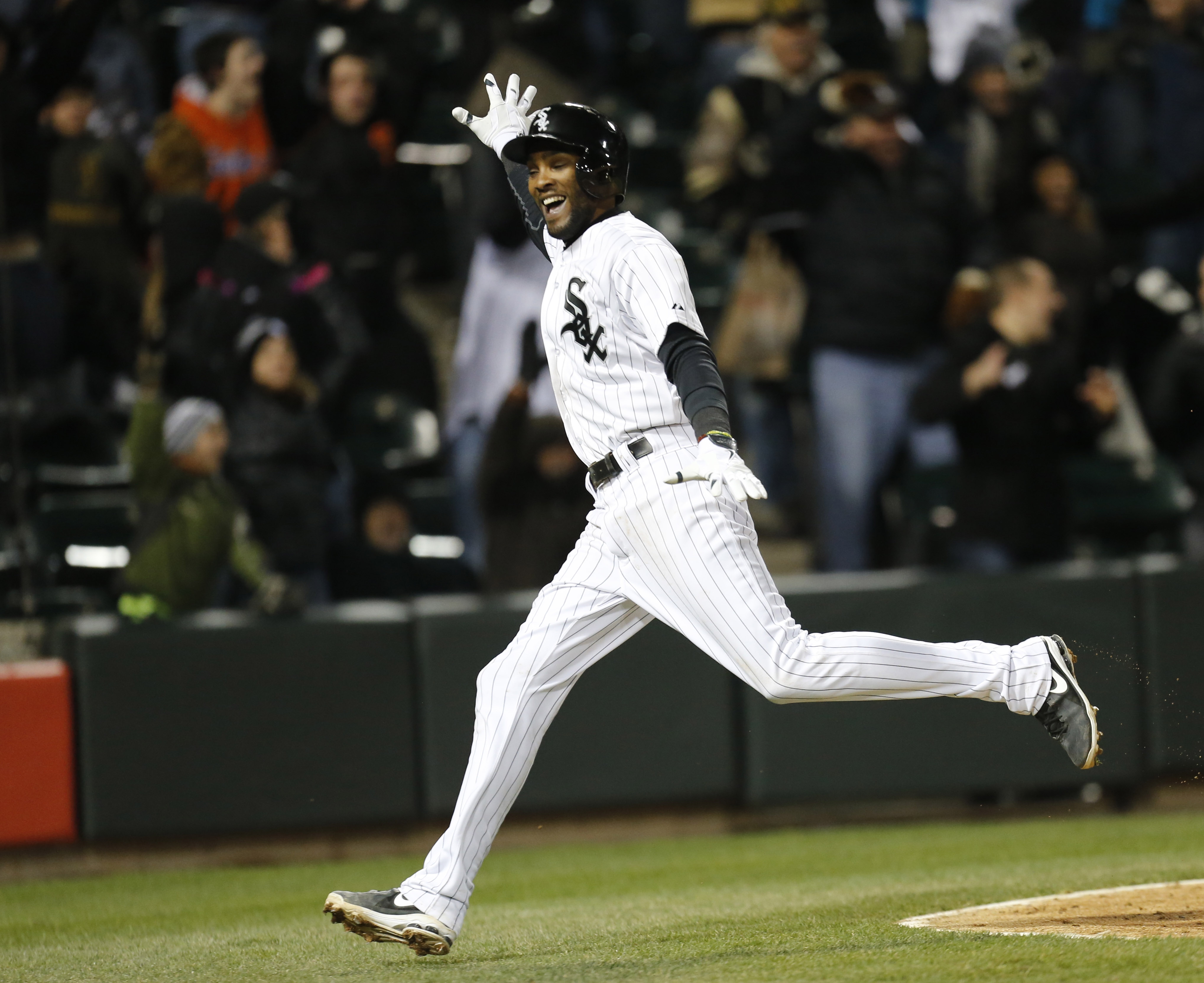White Sox slip past Red Sox 2-1 on error in 9th