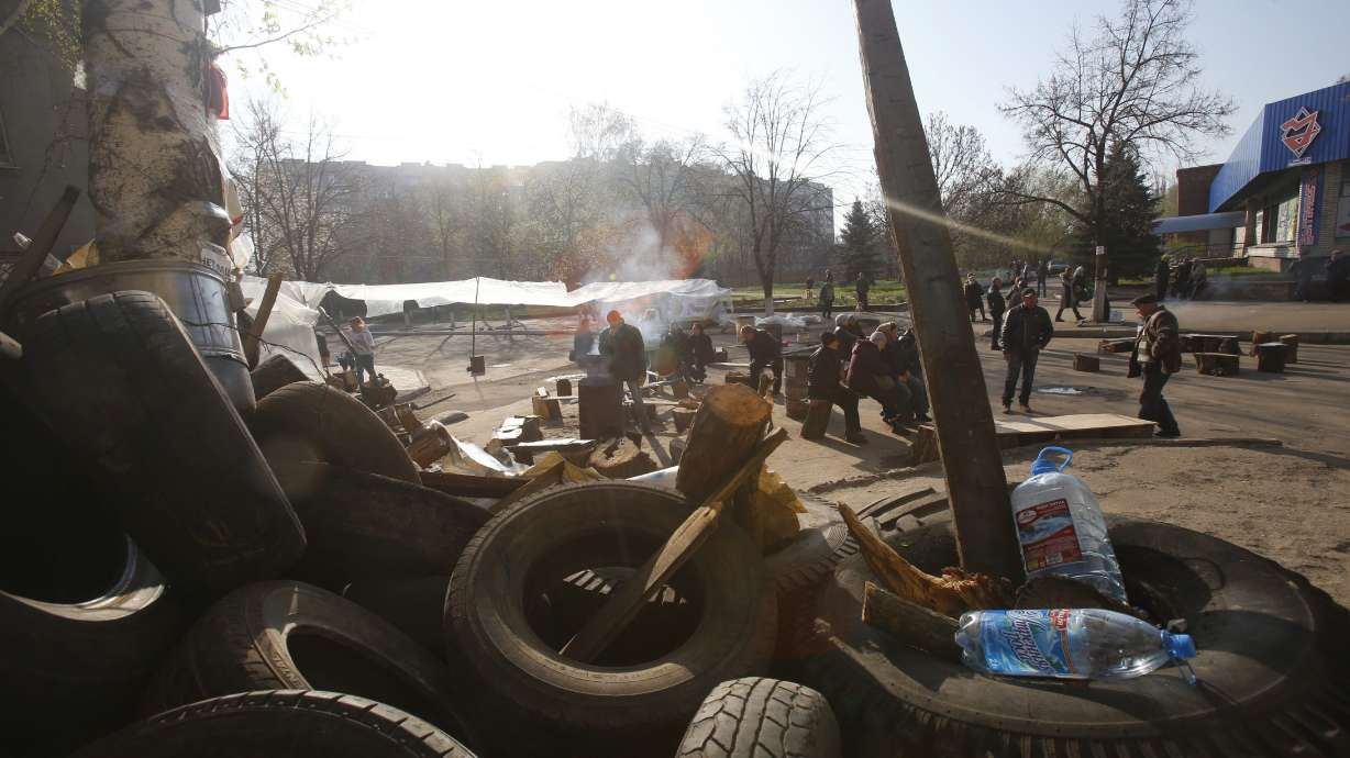 Pro-Russian gunmen make inroads in eastern Ukraine