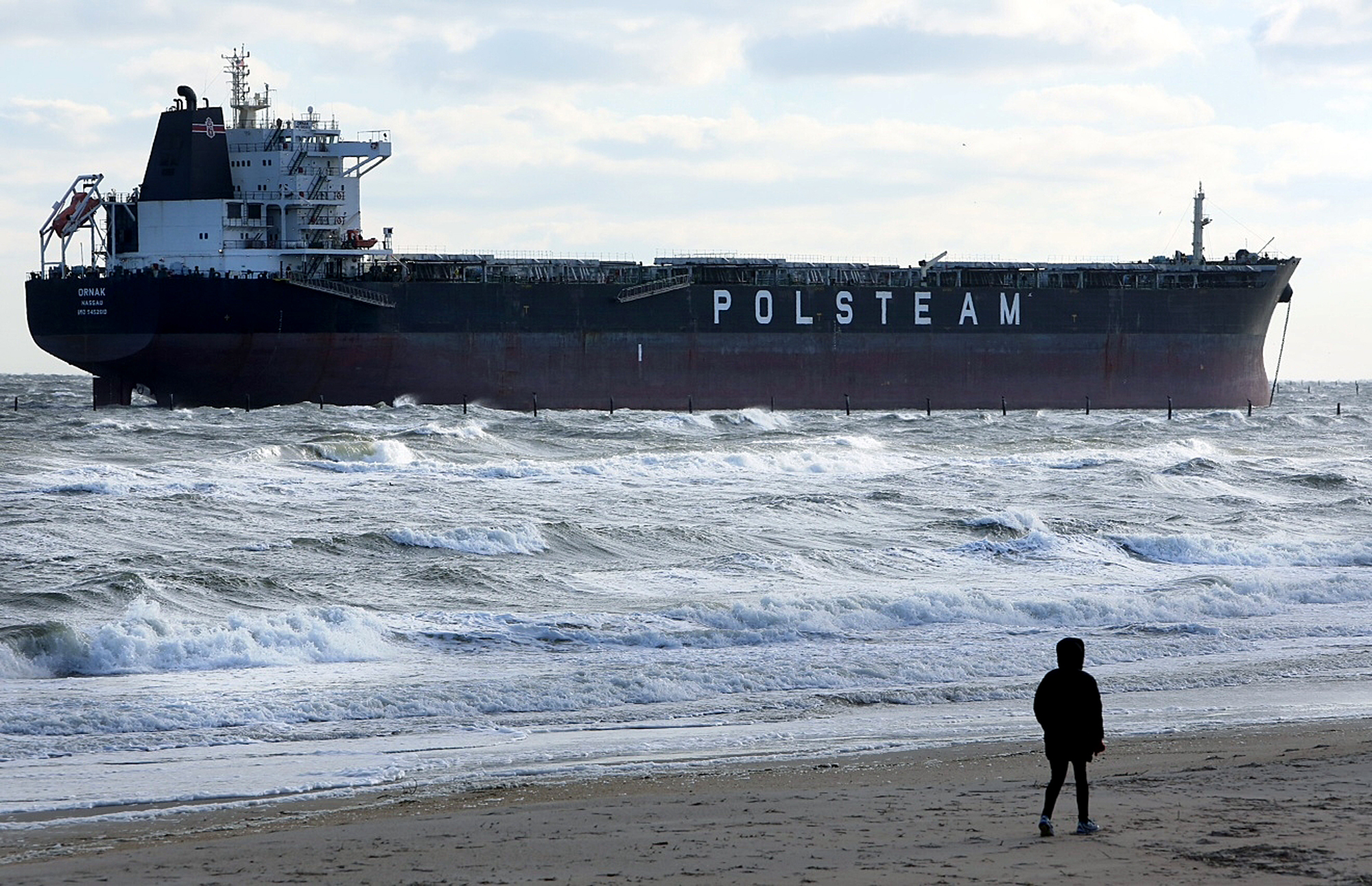 Cargo ship runs aground in windy Chesapeake Bay