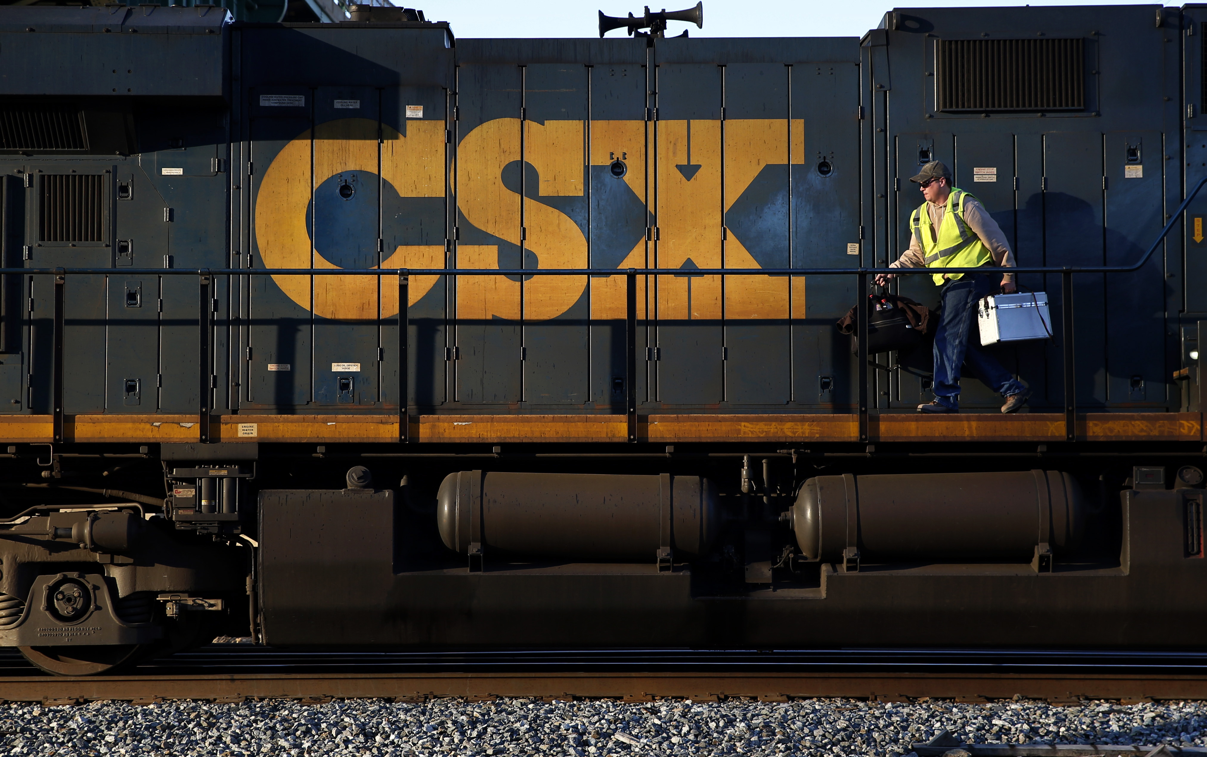 CSX railroad expects modest 2014 profit growth