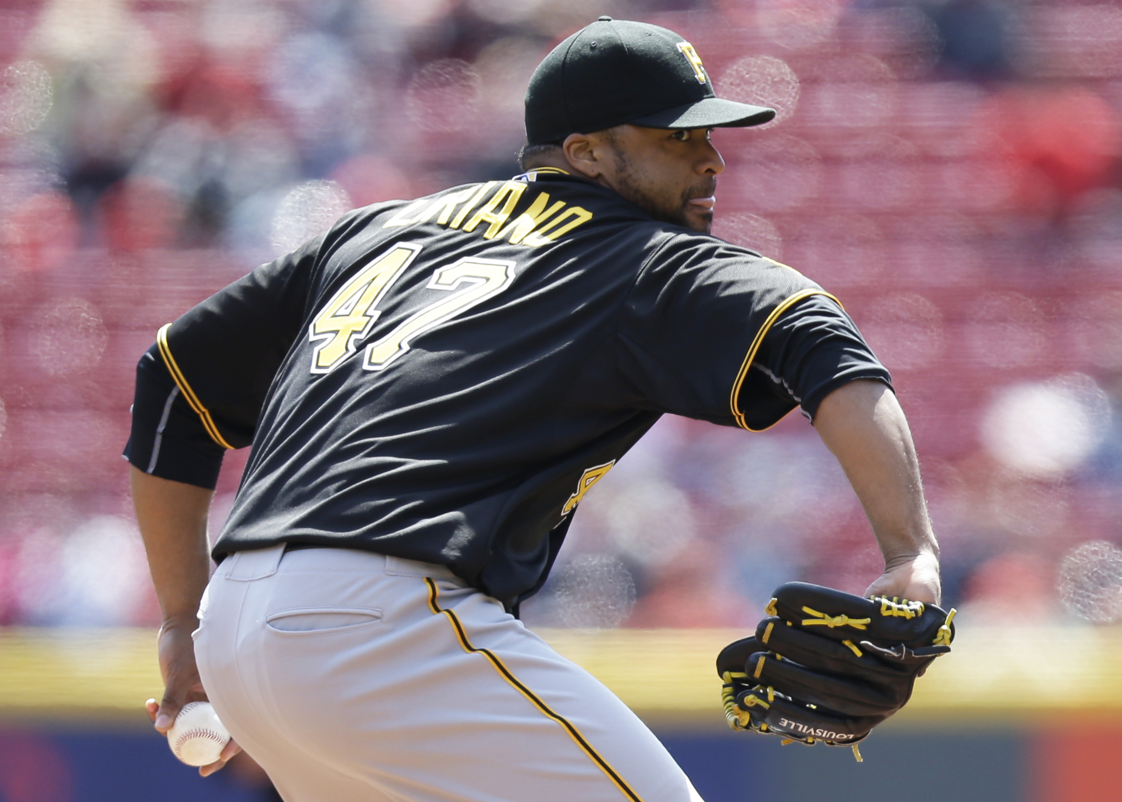 Cueto throws 3rd shutout as Reds beat Pirates 4-0