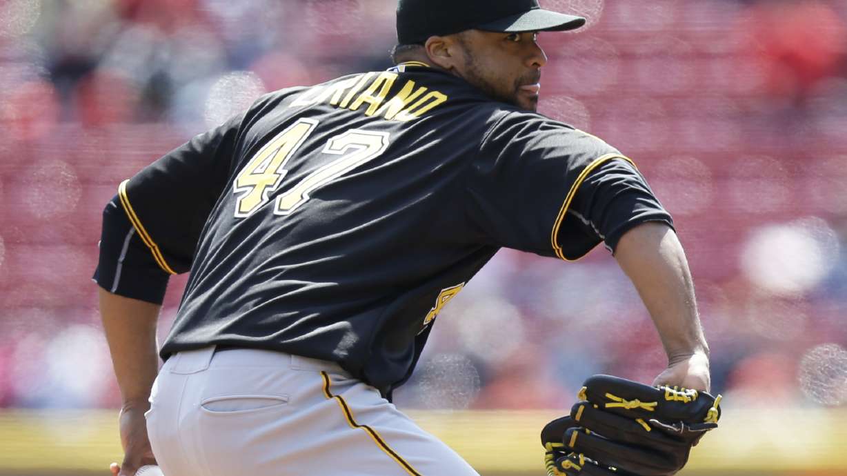 Cueto throws 3rd shutout as Reds beat Pirates 4-0