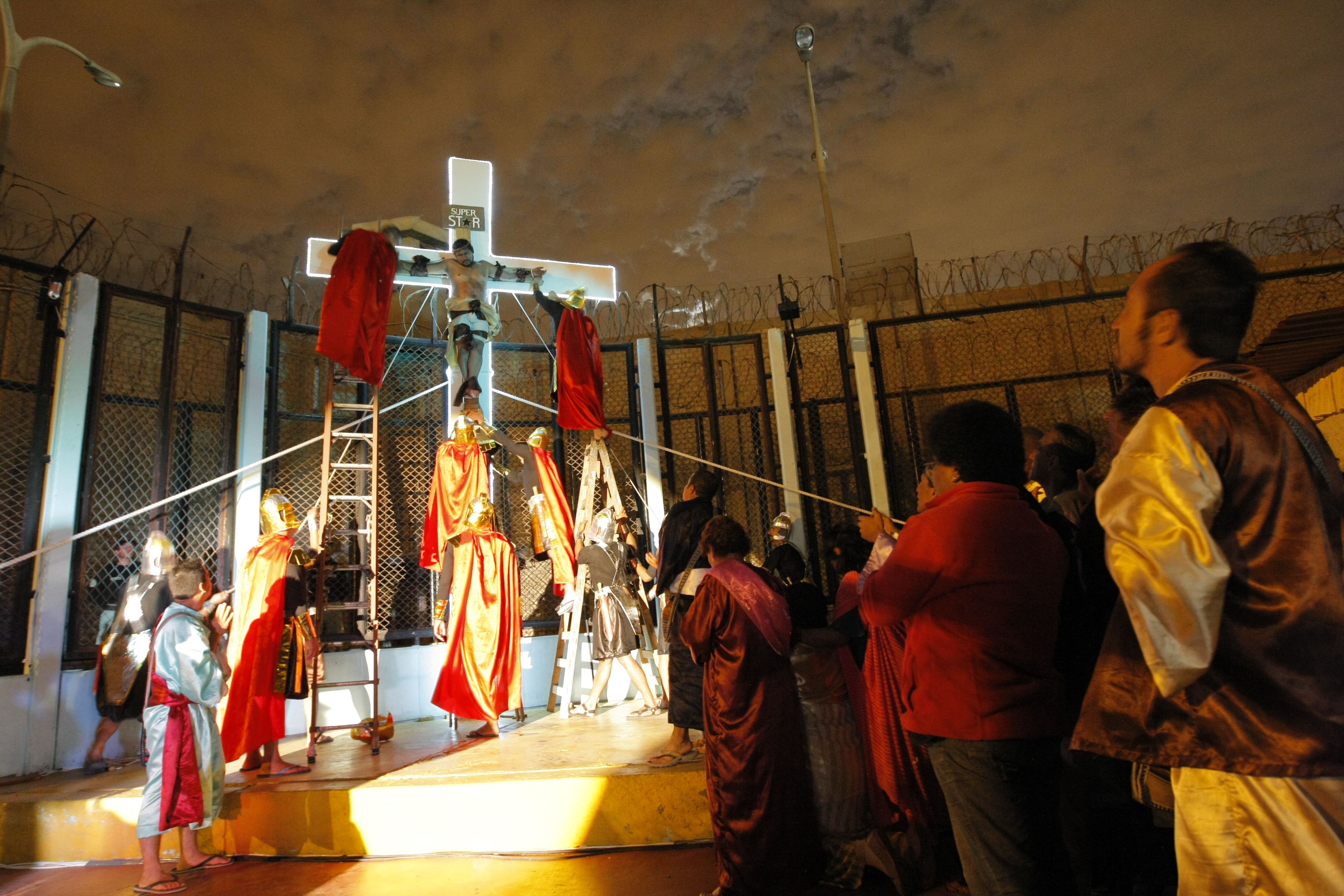 Inmates rock Peru prison with 'Superstar