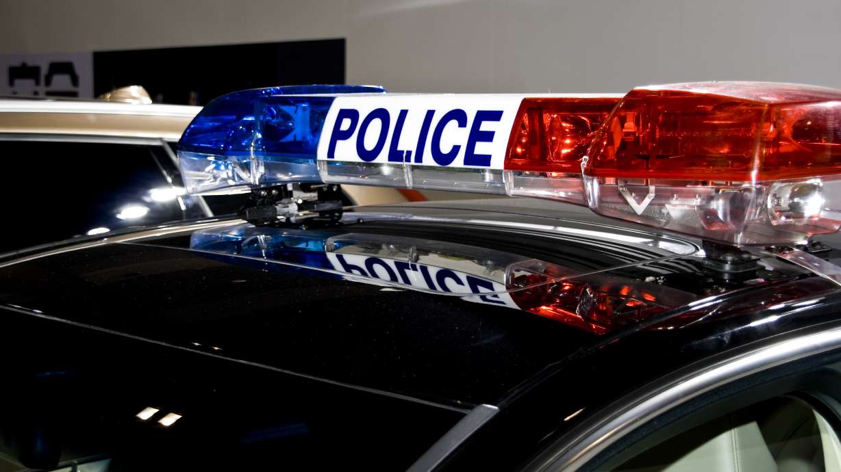 Pareja deja a un niño en el auto mientras ellos están bebiendo en un bar, dice la policía