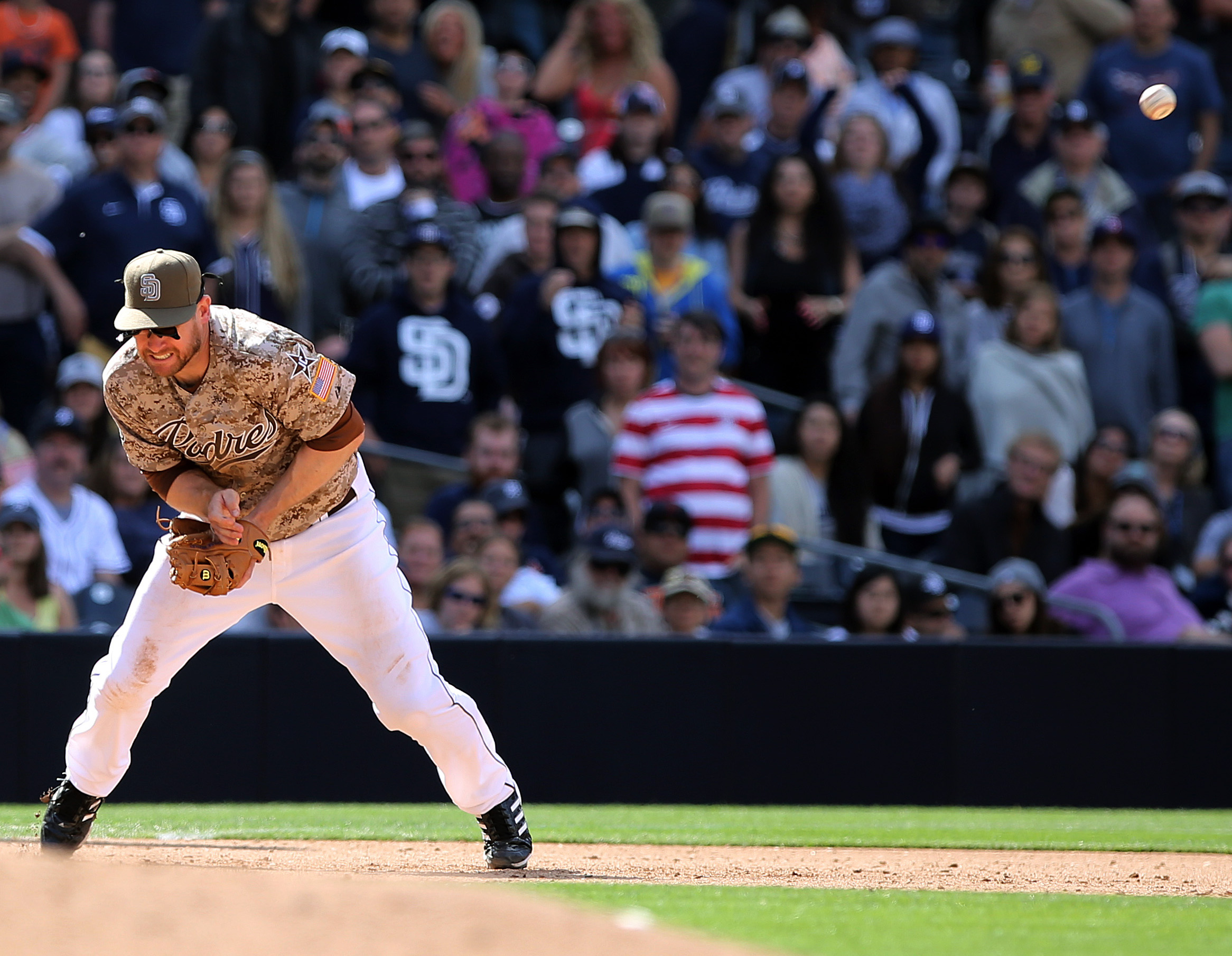 Padres 3B Headley sidelined with strained biceps