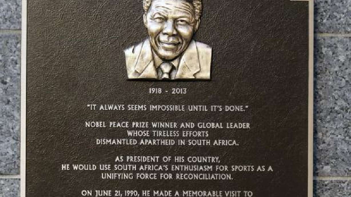 Yanquis develan placa en honor a Mandela
