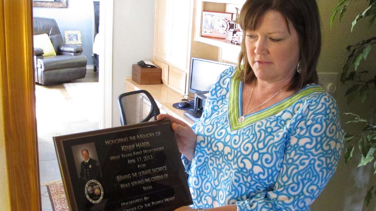 Texas town honors 15 killed in year-ago explosion