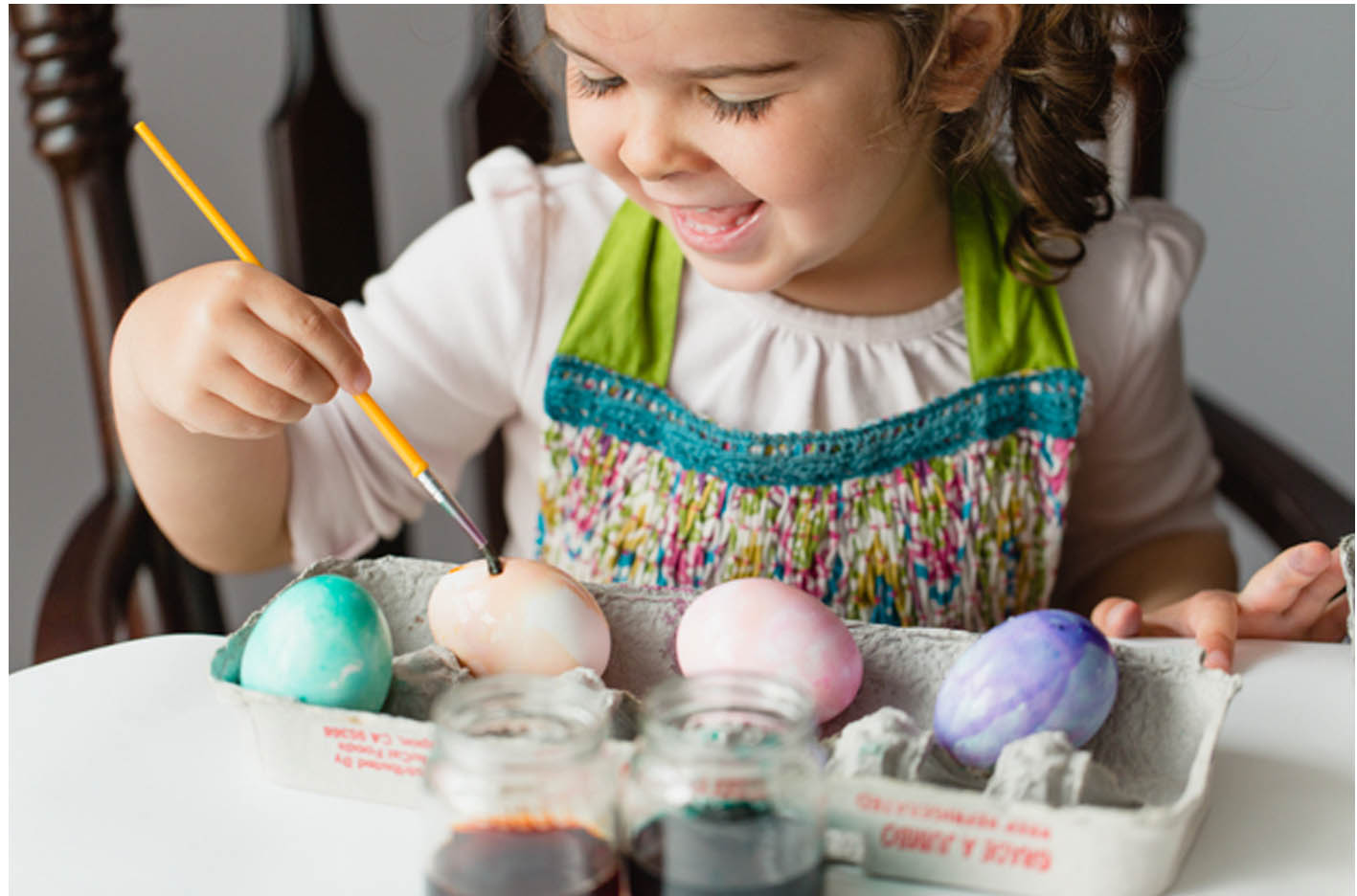Enseñándole a los niños algunas de las tradiciones de Pascuas