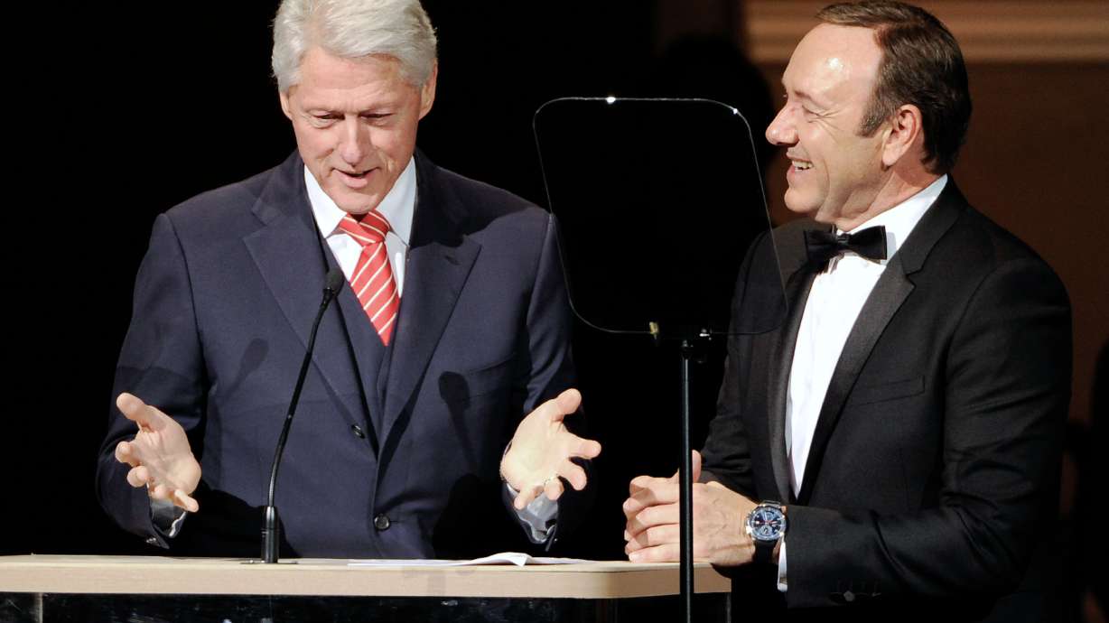 Bill Clinton jokes with Spacey at benefit concert
