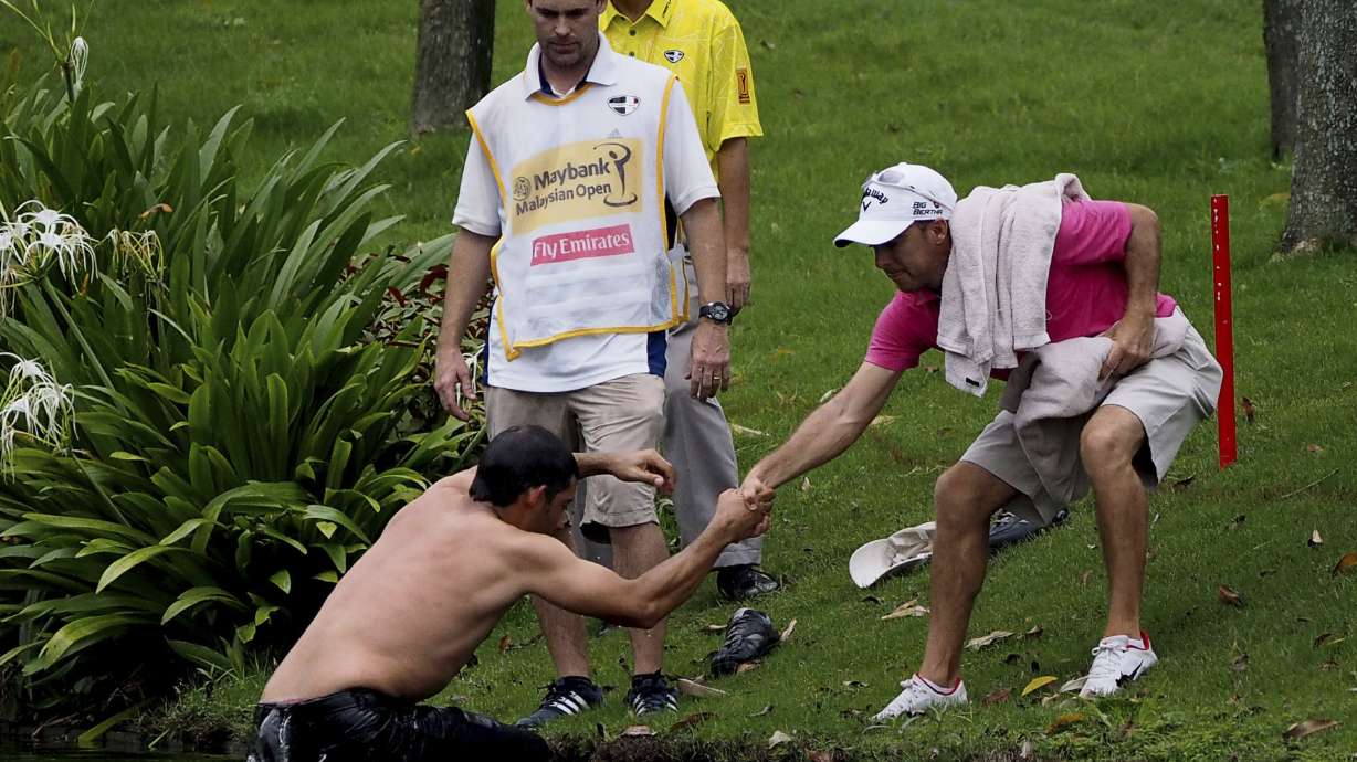 Larrazabal jumps into water to escape hornets