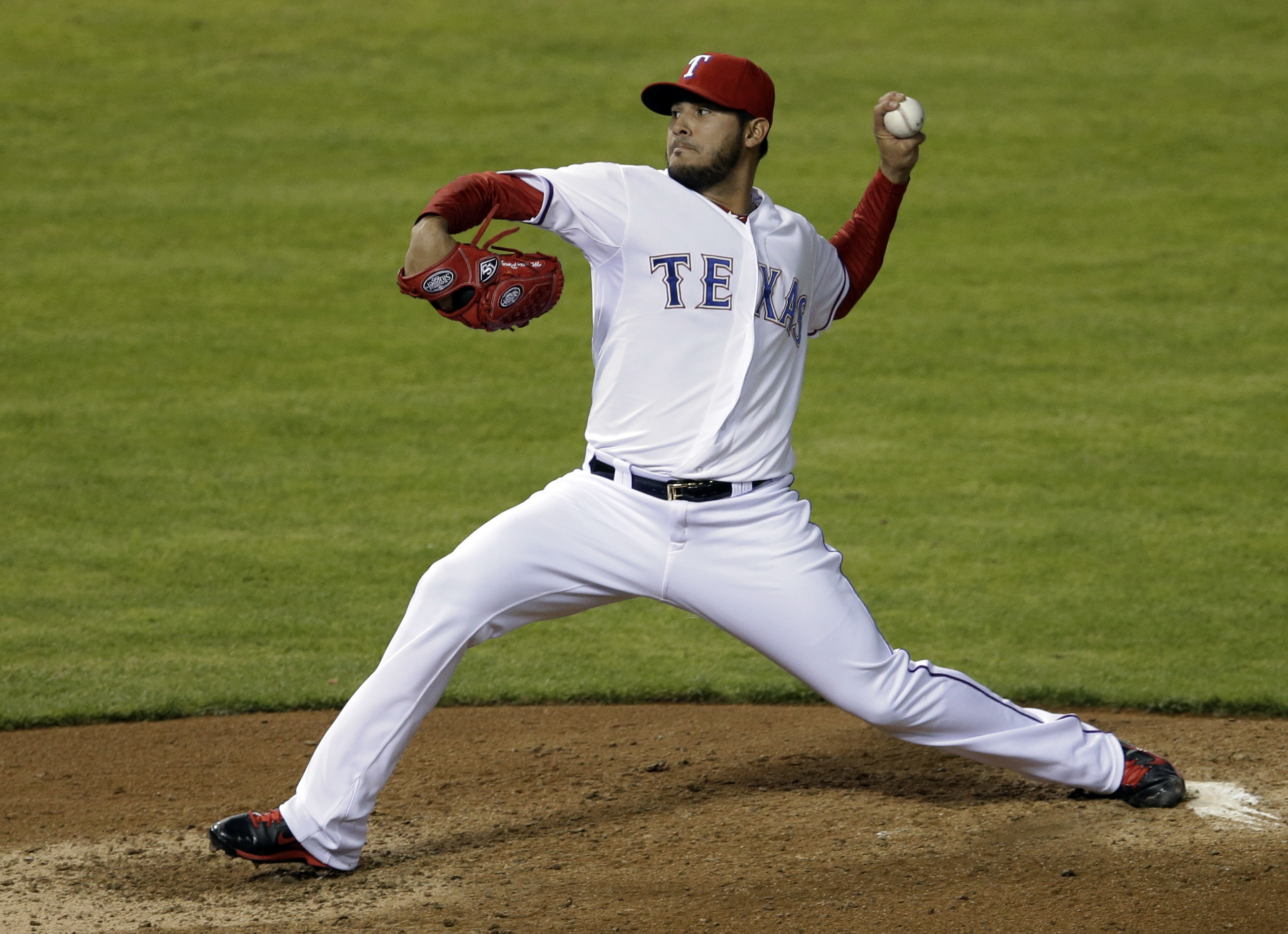 Rangers top White Sox 12-0 in Perez's 1st shutout