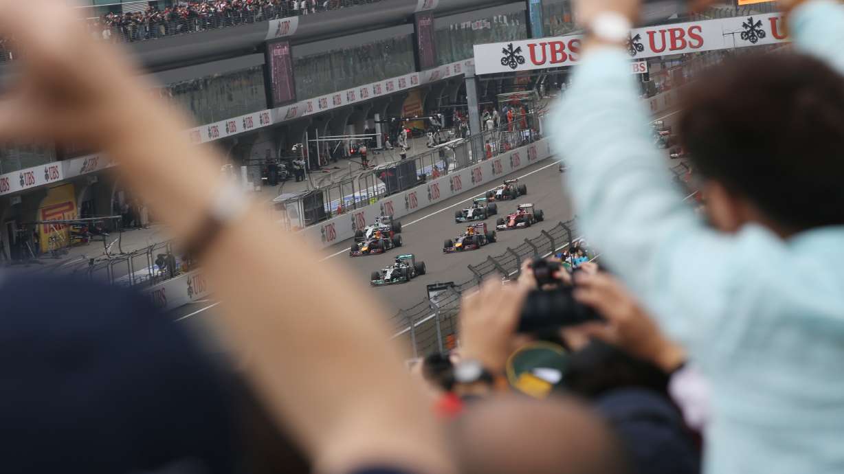 Hamilton wins third straight F1 race at Chinese GP