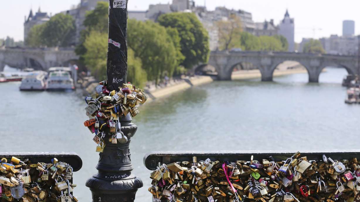 Aesthetics-minded Americans decry Paris love locks