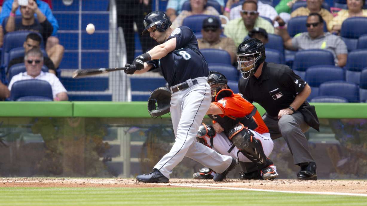 Marlins score 2 in 8th to sweep Mariners