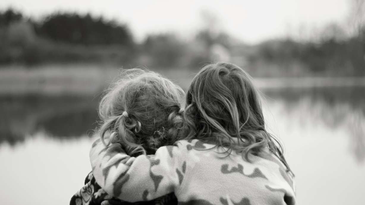 Las personas que tienen amigos viven más tiempo y más felices, dice estudio