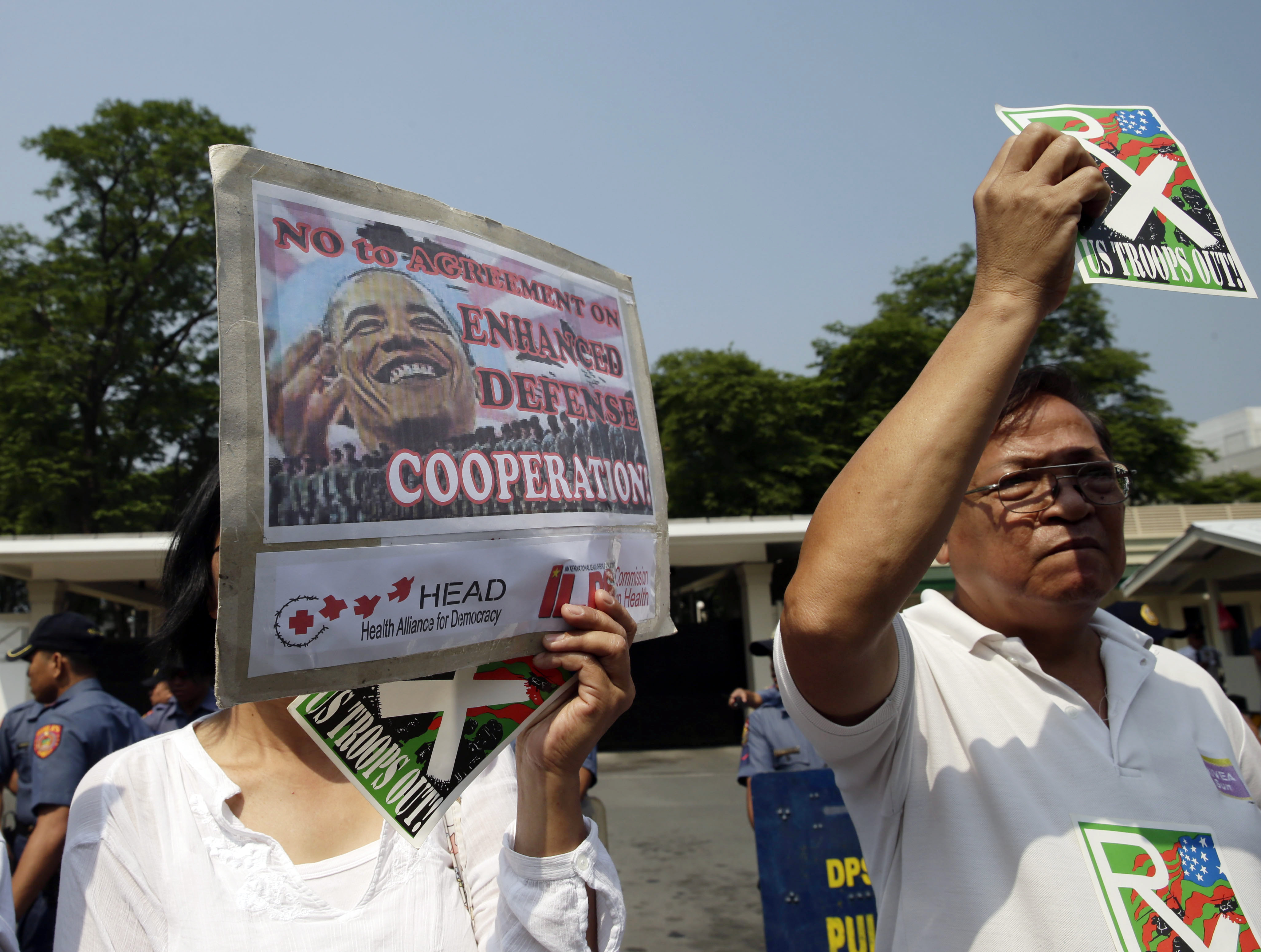 Anti-Obama protesters clash with police in Manila