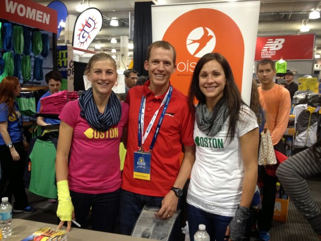 Seth Wold (center) poses with Oiselle athletes 
Kara Goucher (right) and Lauren Fleshman at the 
Boston Marathon Expo.