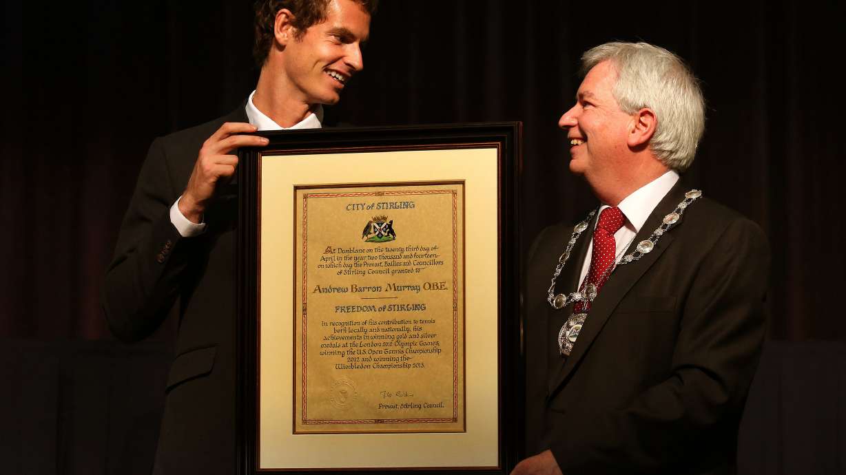 Murray breaks down in tears at Scottish ceremony