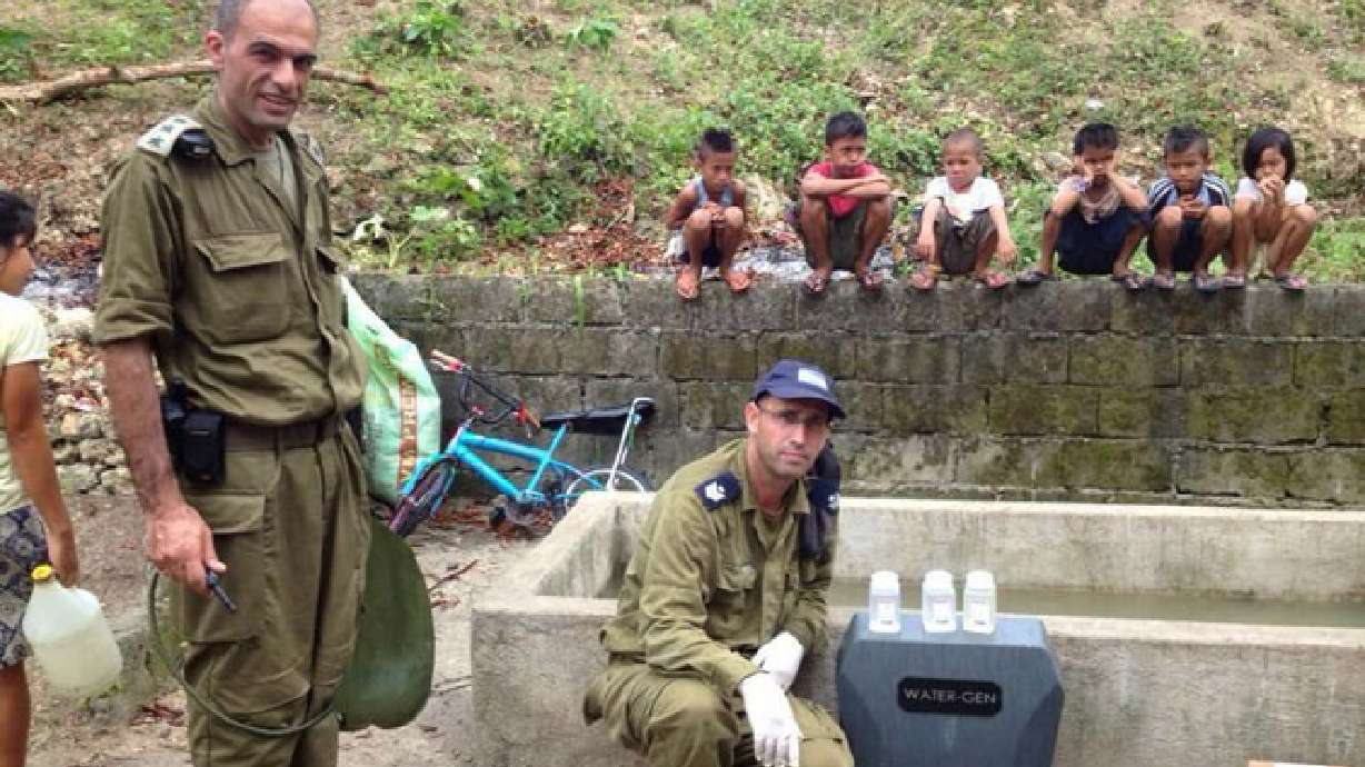 Machine makes drinking water from thin air