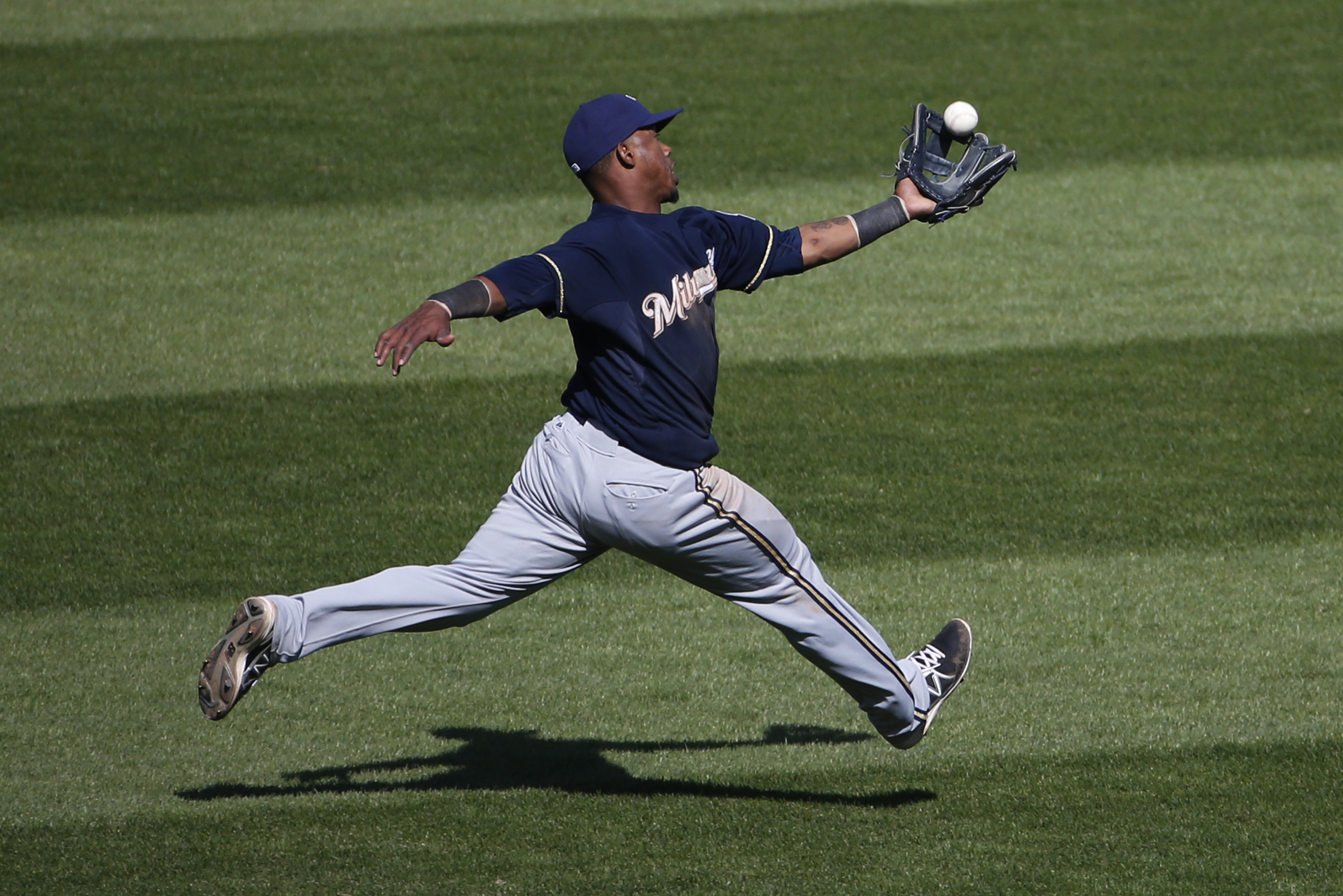 Brewers' Segura leaves game with apparent injury
