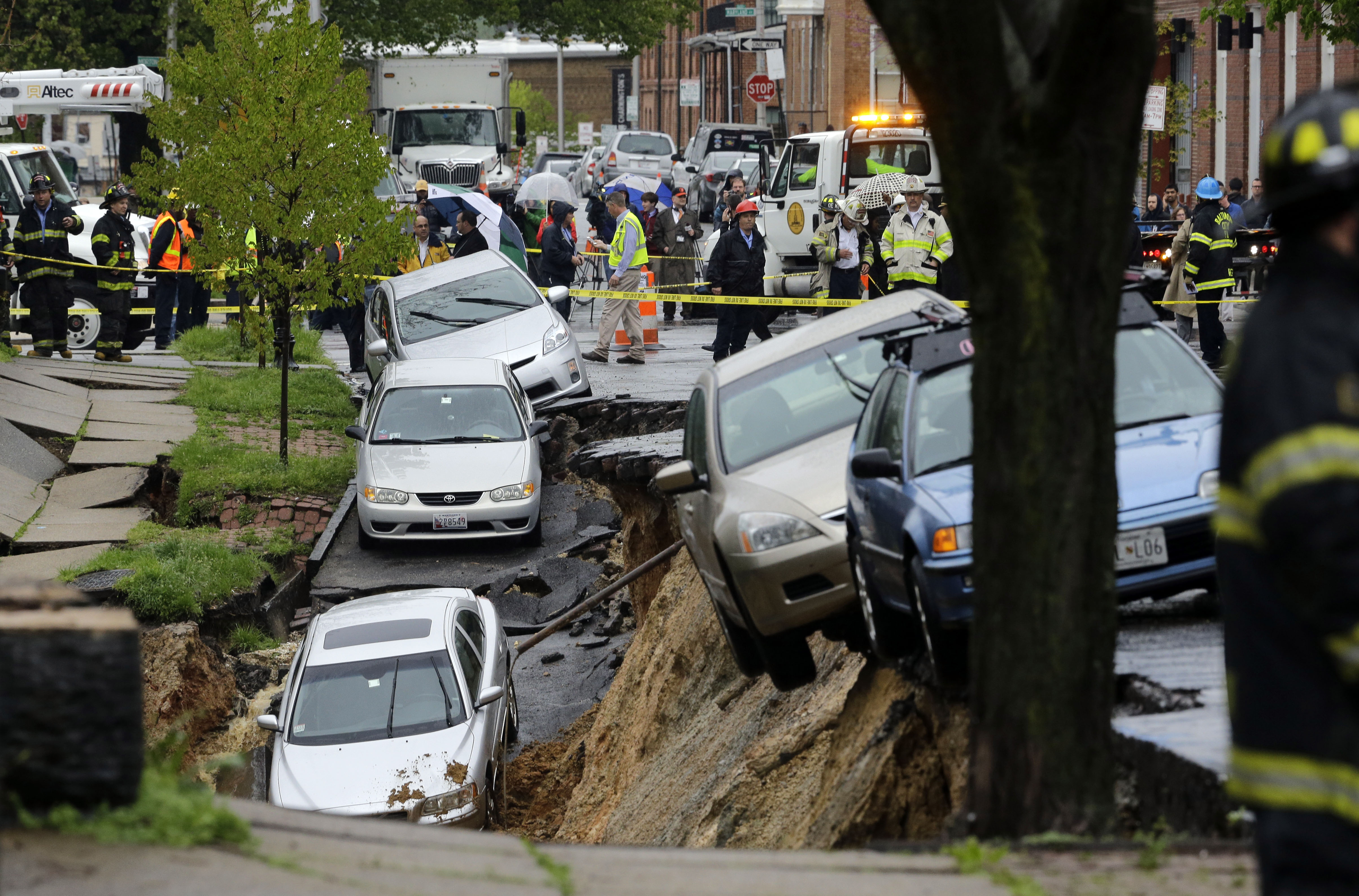 Collapsed Baltimore street to stay evacuated