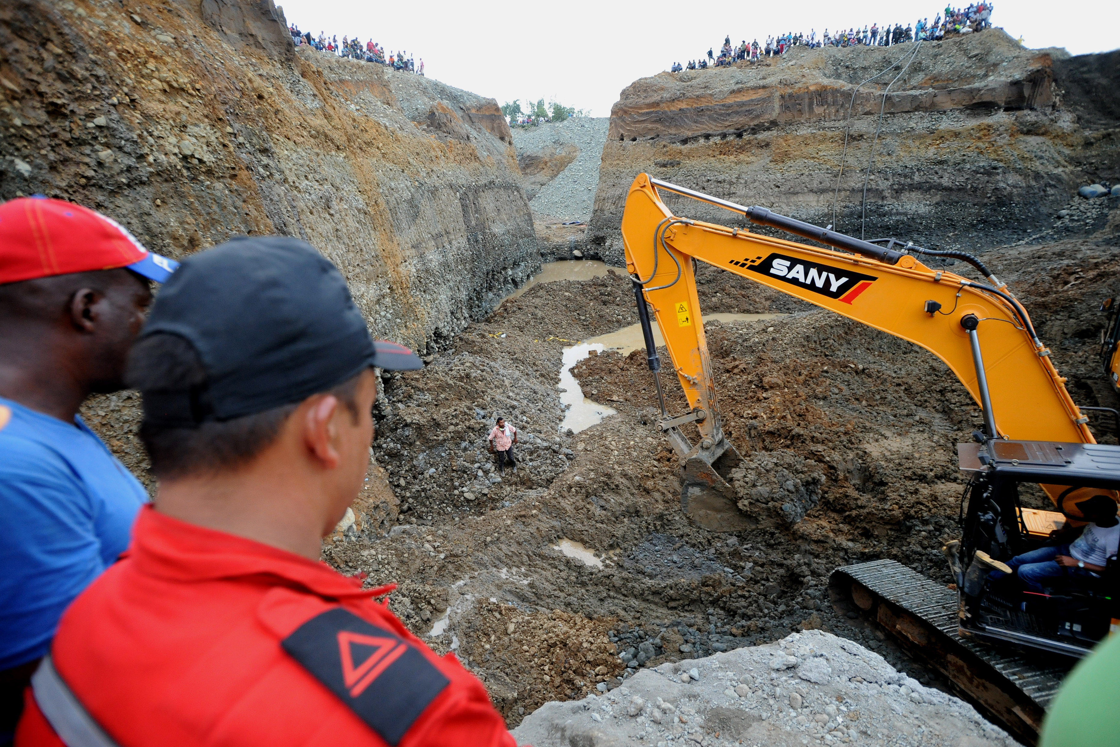 Illegal Colombia mine collapse: 3 dead, 15 missing