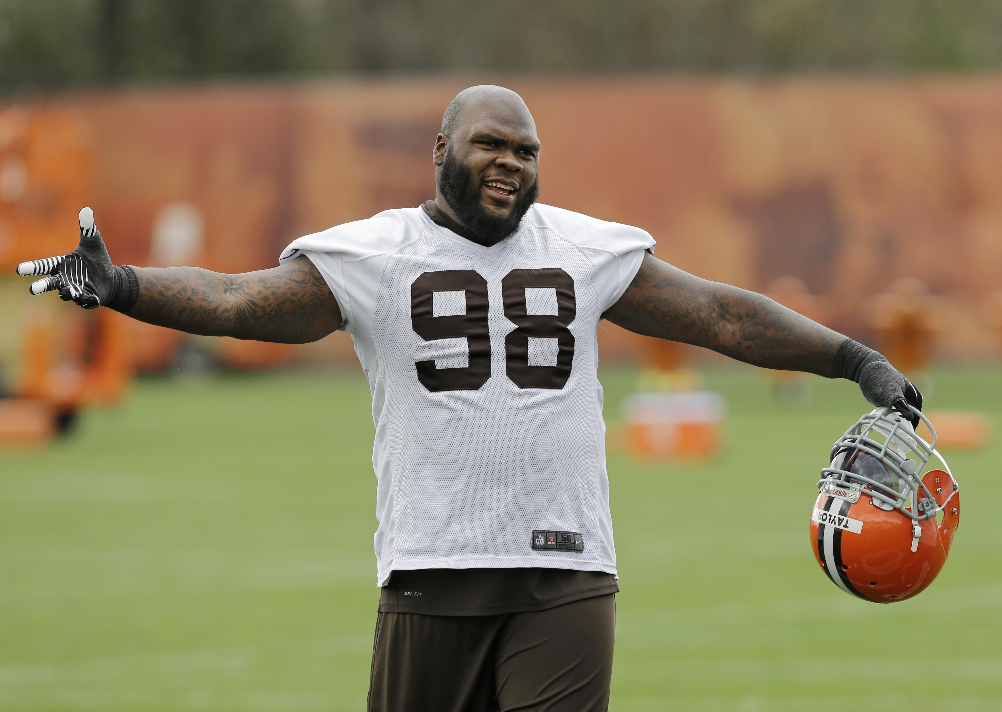 Browns exercise option on DL Phil Taylor