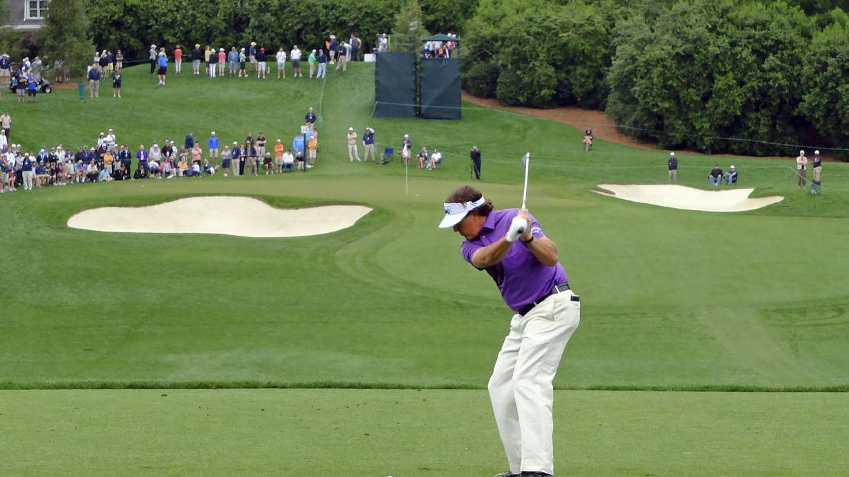 De Jonge ties Quail Hollow course record with 62