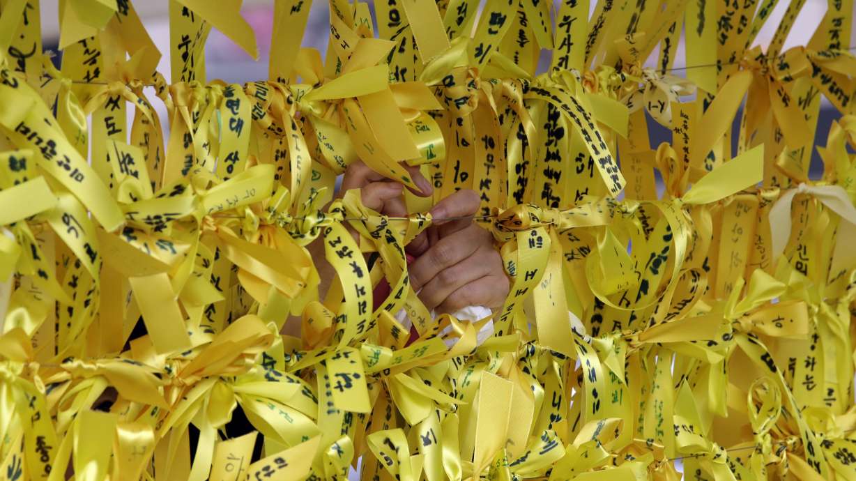 Divers looking in new rooms of South Korean ferry