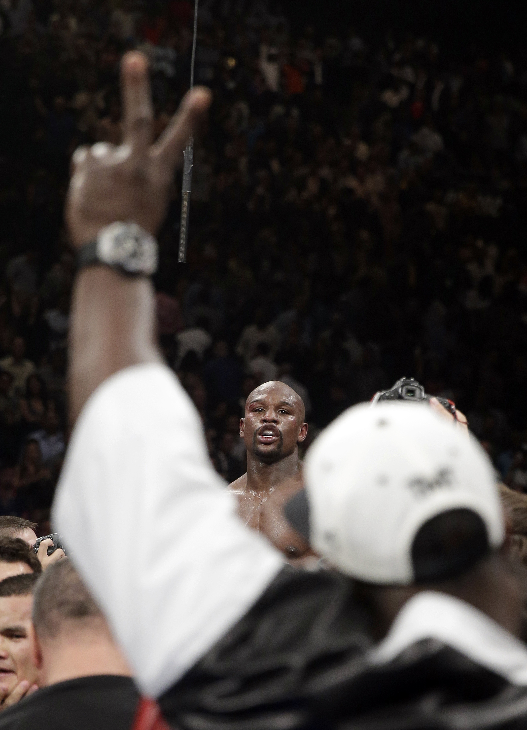 Floyd Mayweather Jr. wins a tough fight