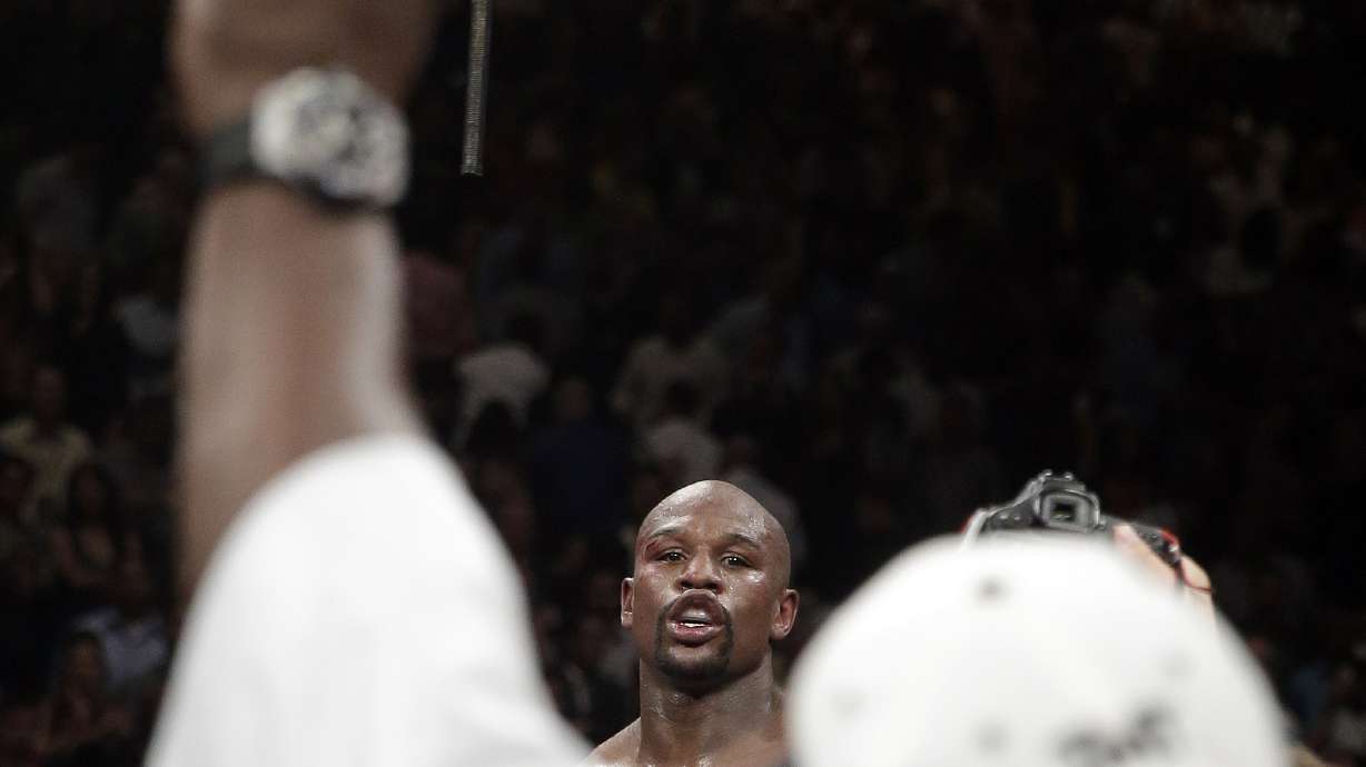 Floyd Mayweather Jr. wins a tough fight