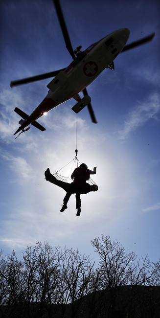 Paramedic Curtis Andersen "rescues" Dan Todd of
Utah County Search and Rescue using a vertical
lift with a net during Intermountain Life
Flight Air Rescue hoist training at Little Dell
Reservoir, Monday, May 5, 2014. (Photo: Ravell
Call, Deseret News)