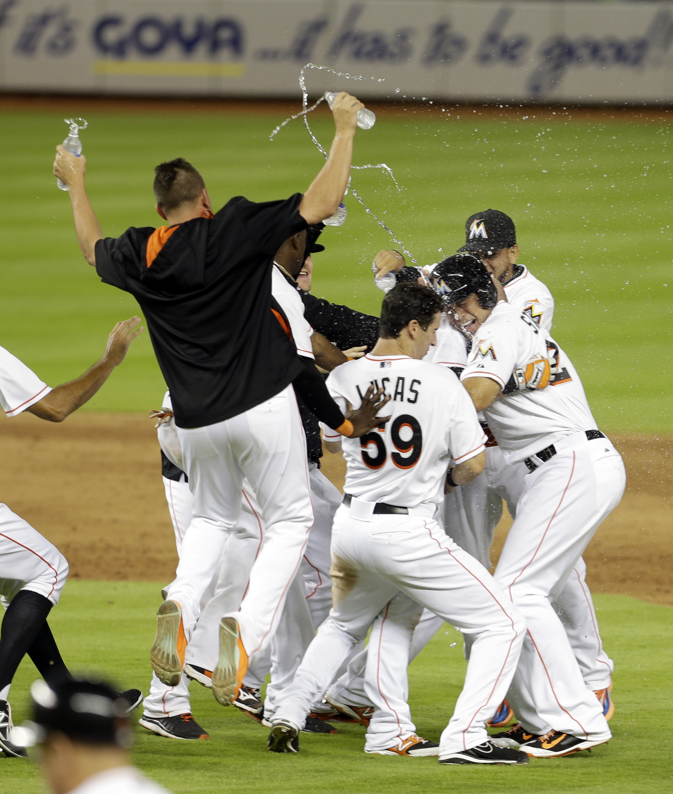 Marlins rally late to beat Mets 4-3