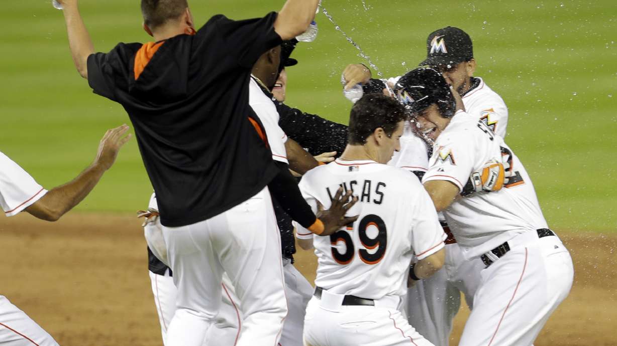 Marlins rally late to beat Mets 4-3