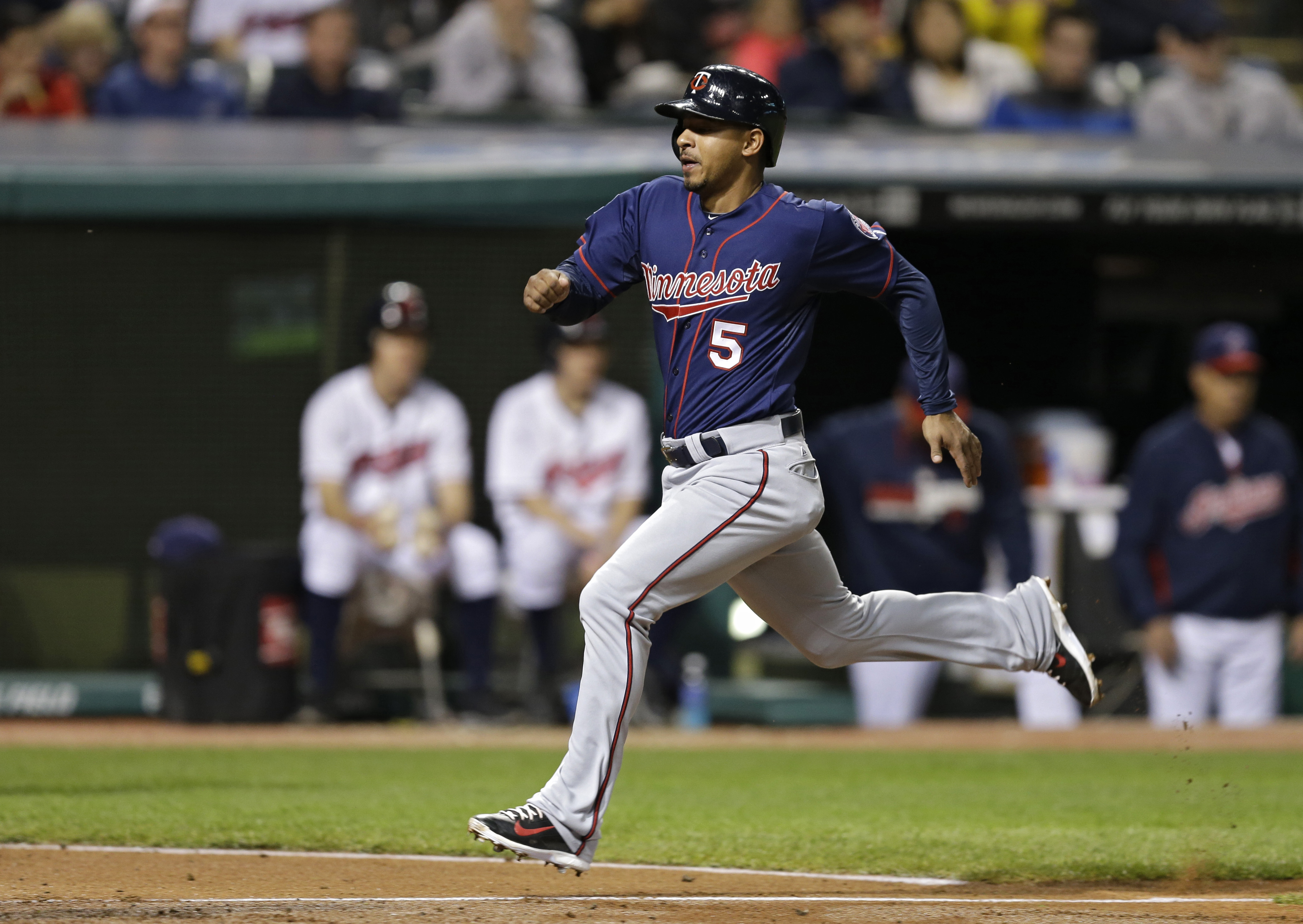 Misplay in 9th helps send Twins to 4-3 loss