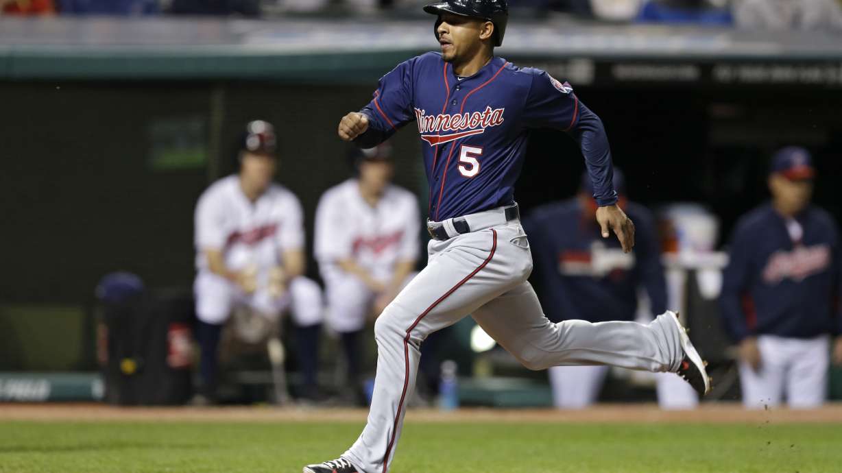 Misplay in 9th helps send Twins to 4-3 loss