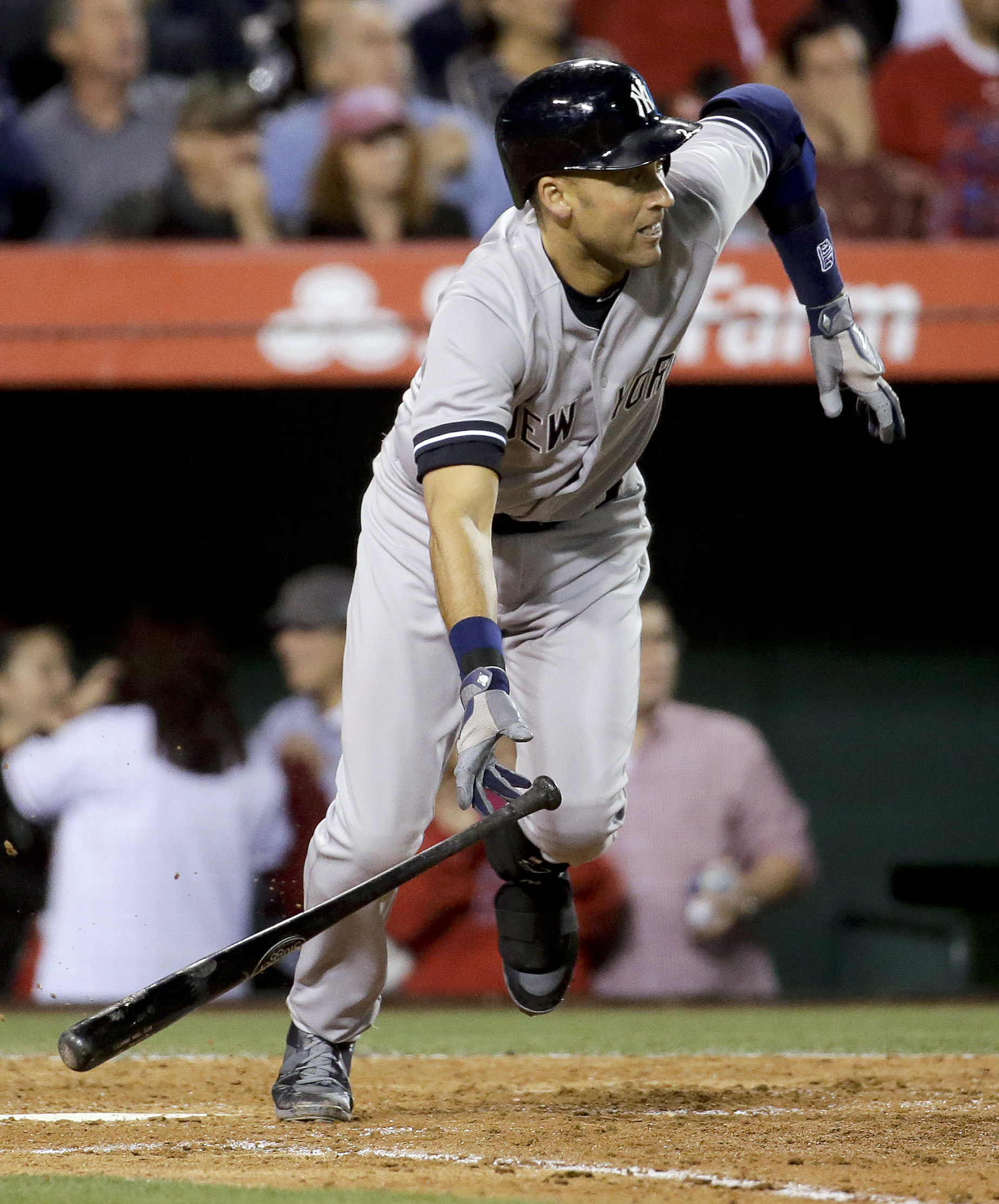 Jeter homers in Angel Stadium swan song