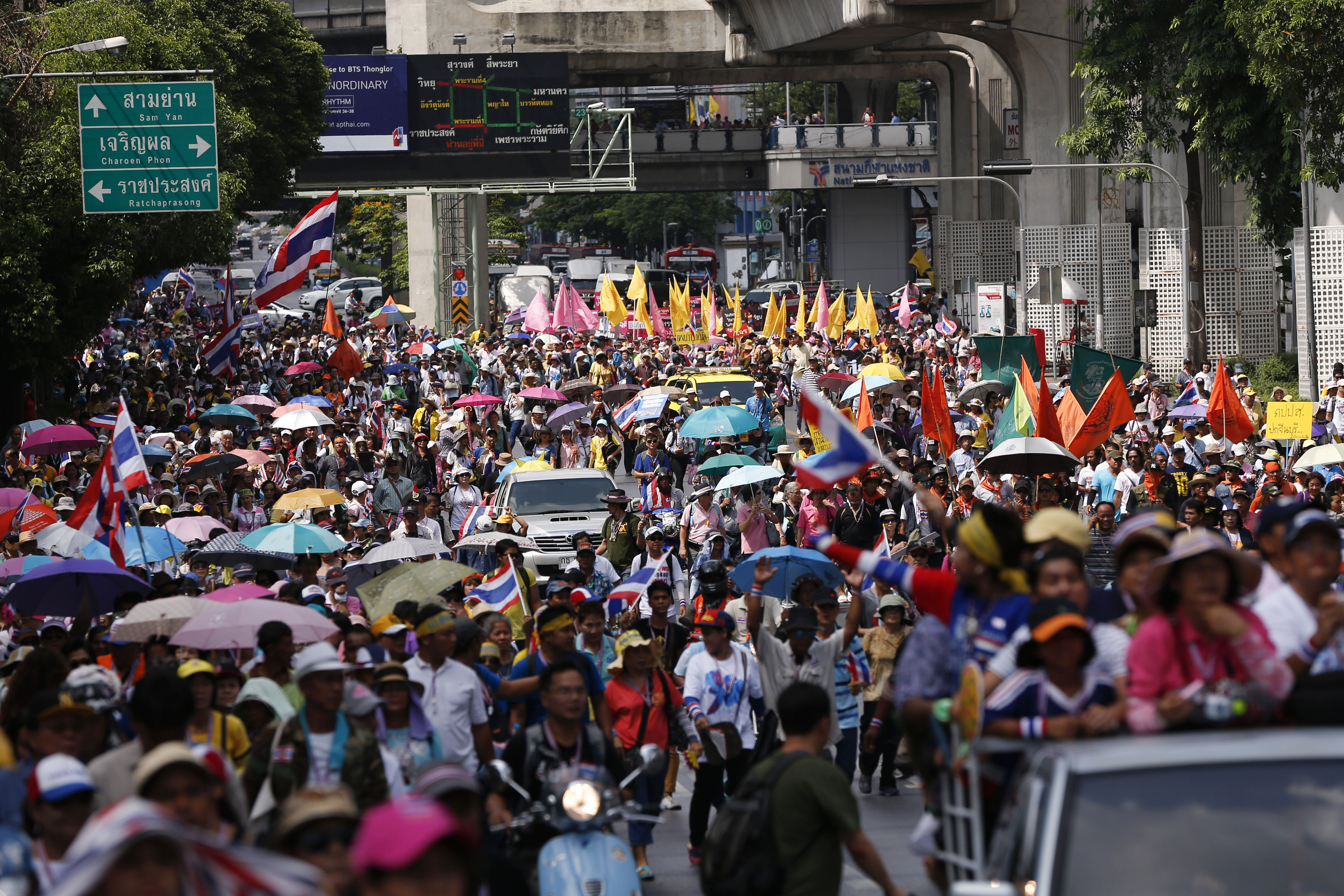 Thai gov't supporters warn on unelected premier