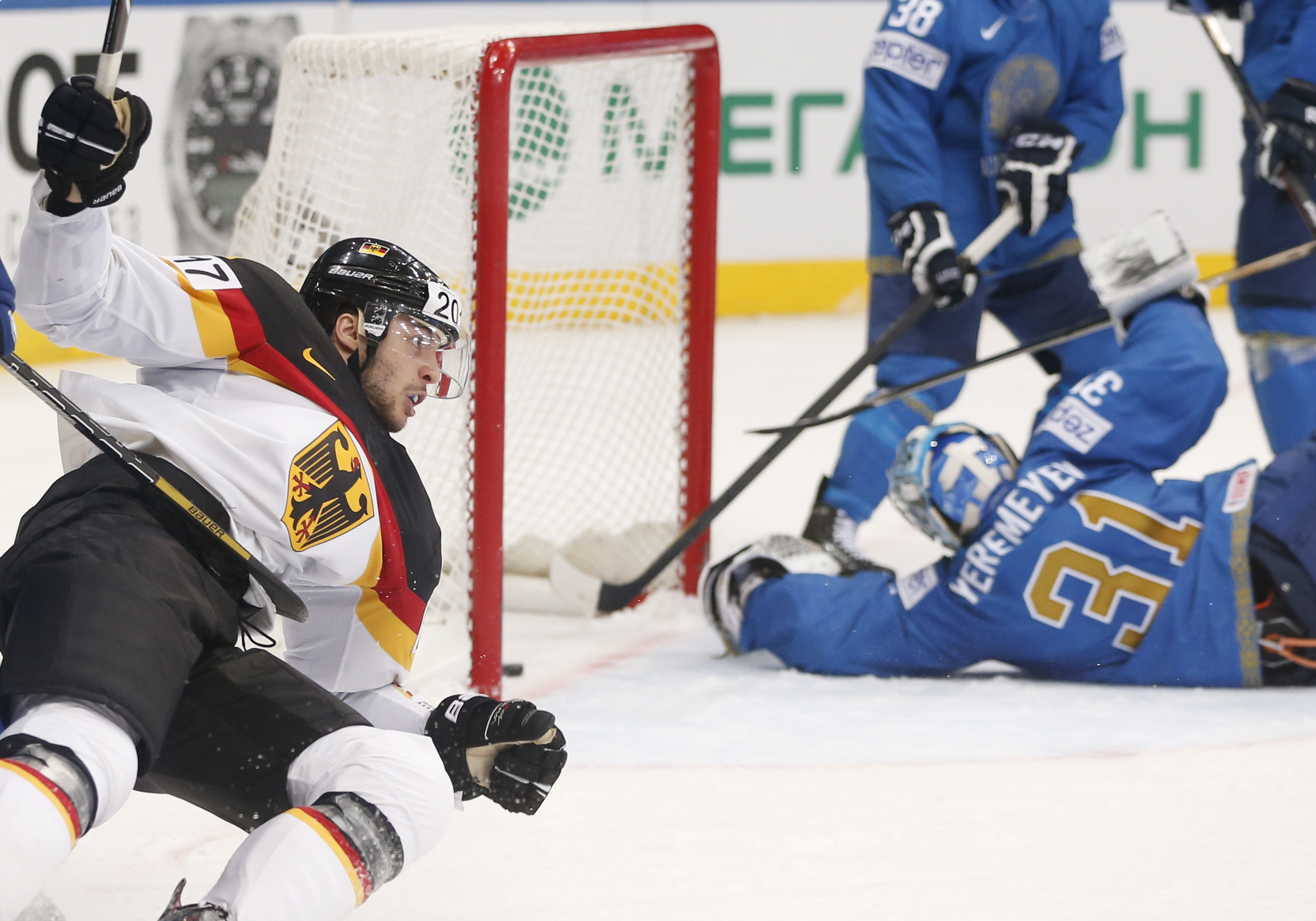 Canada, defending champ Sweden win at worlds