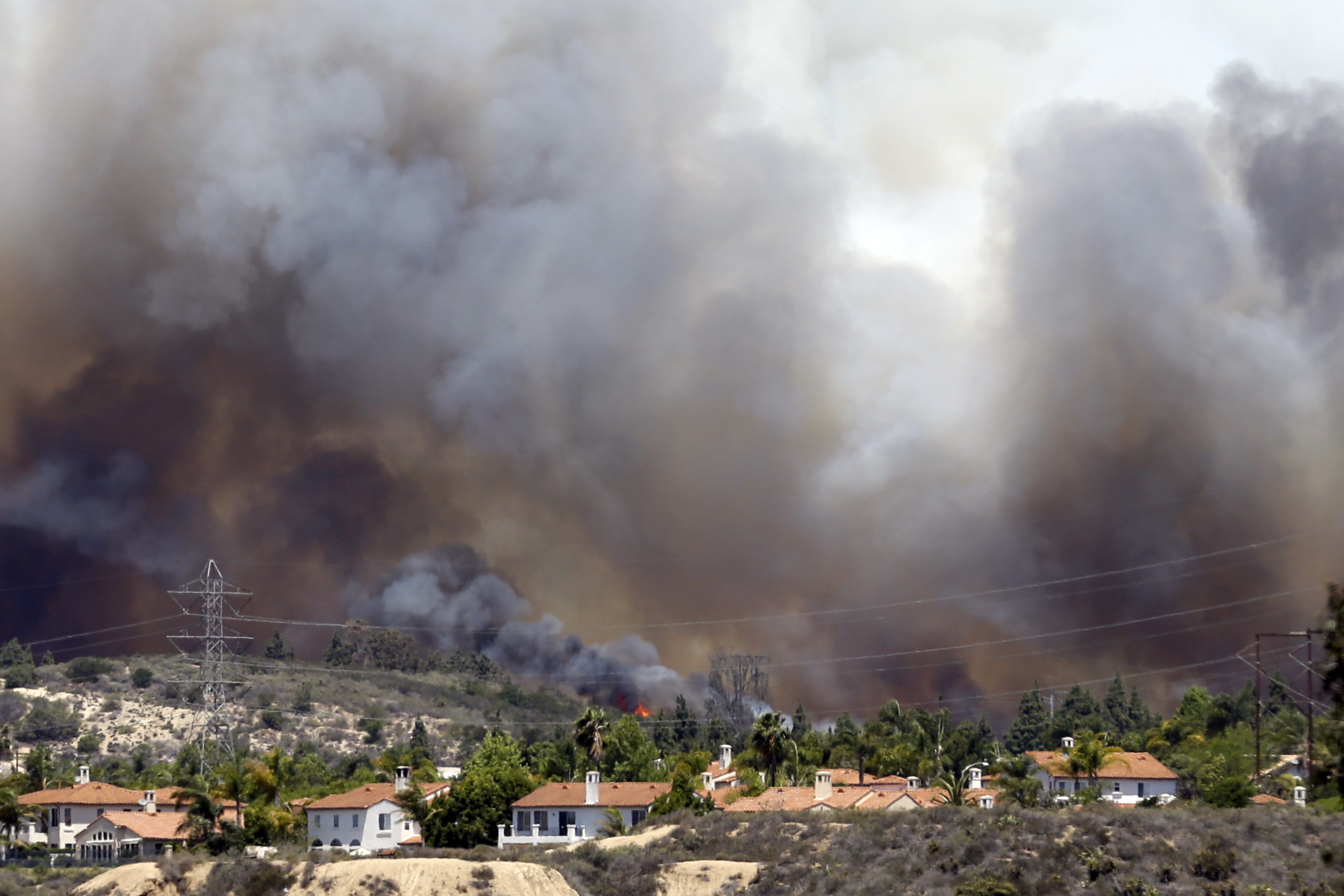 AP PHOTOS: Wildfire burns homes in Southern Calif