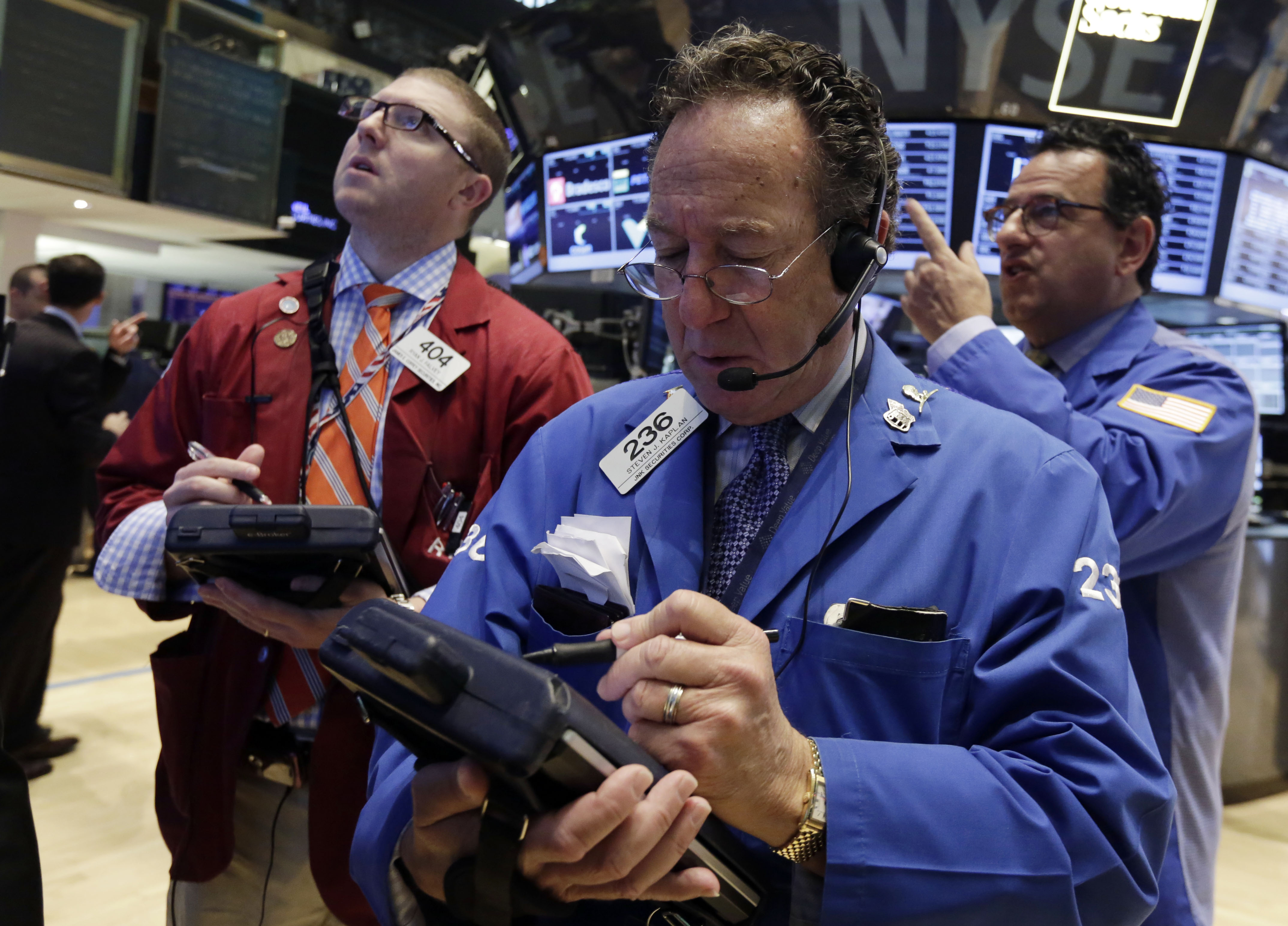 US stocks flip between small gains and losses