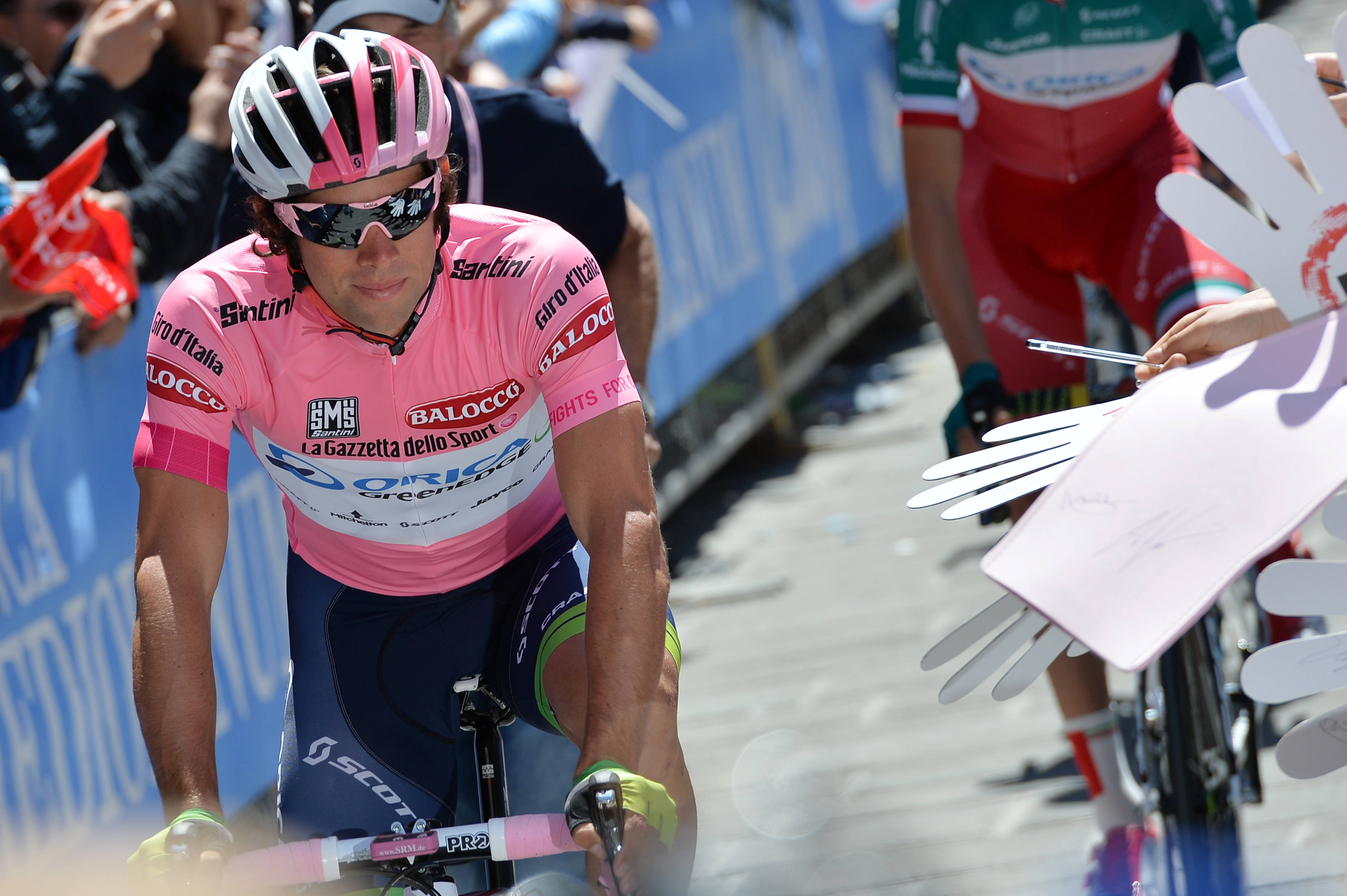 Ulissi wins tough 8th stage of Giro, Evans in lead