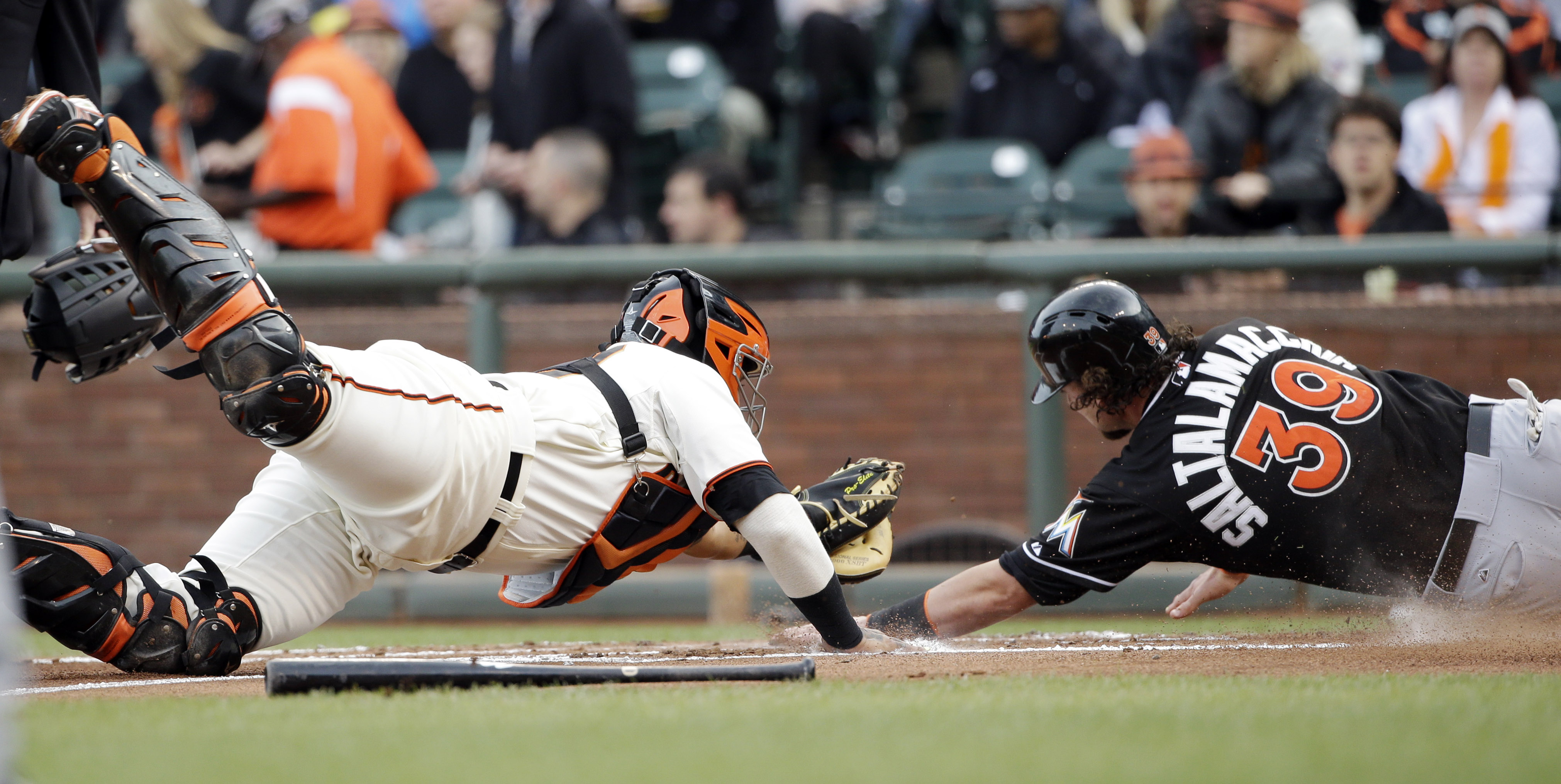 Brandon Hicks ruled out on replay as Giants lose