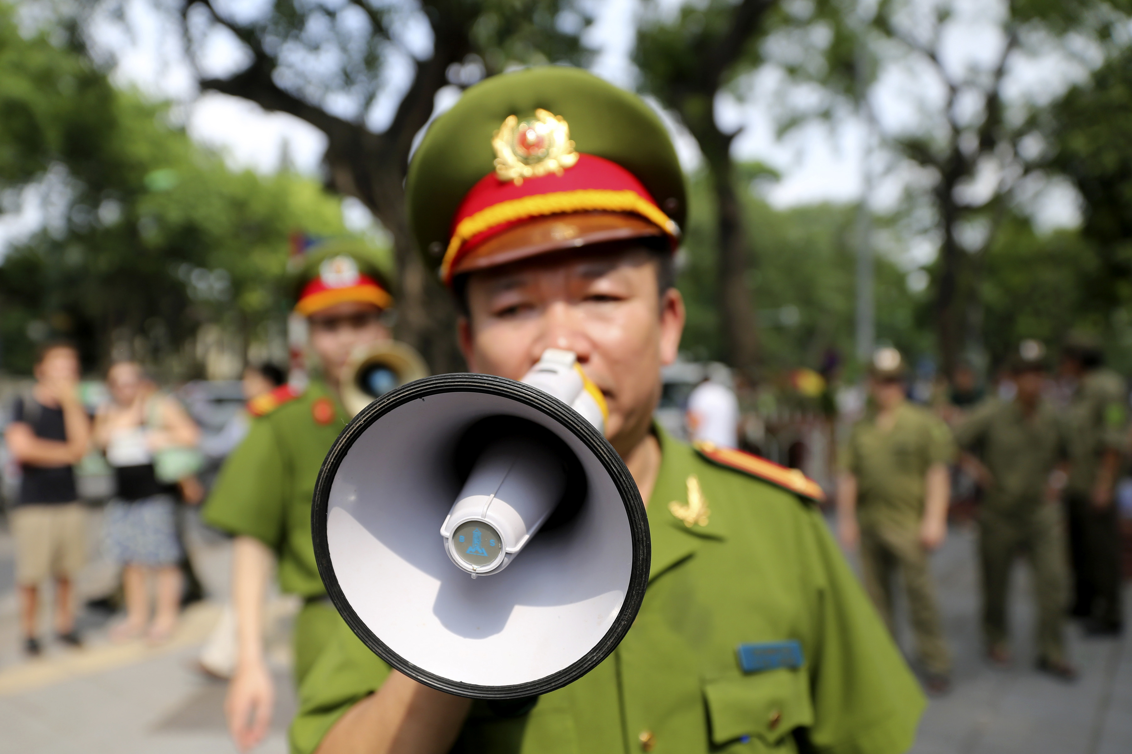 Chinese ships arrive in Vietnam to pick up workers