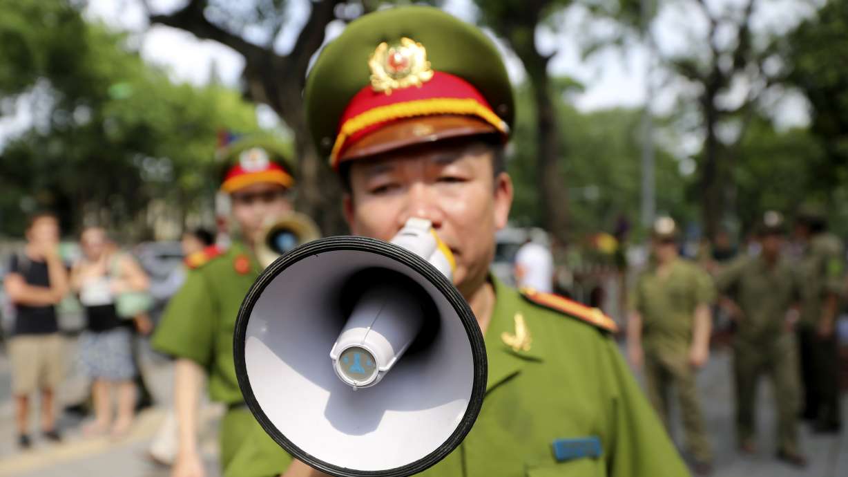 Chinese ships arrive in Vietnam to pick up workers