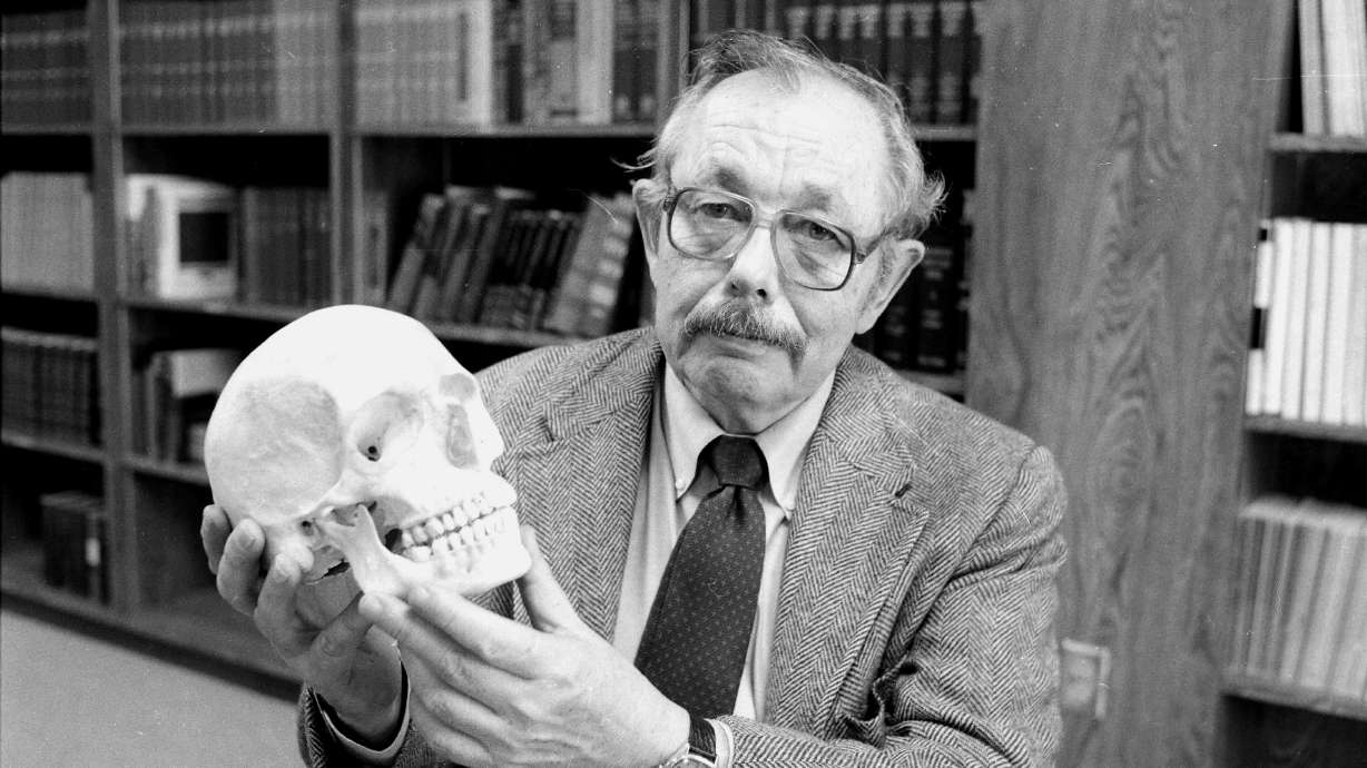 Anthropologist who identified mass graves dies