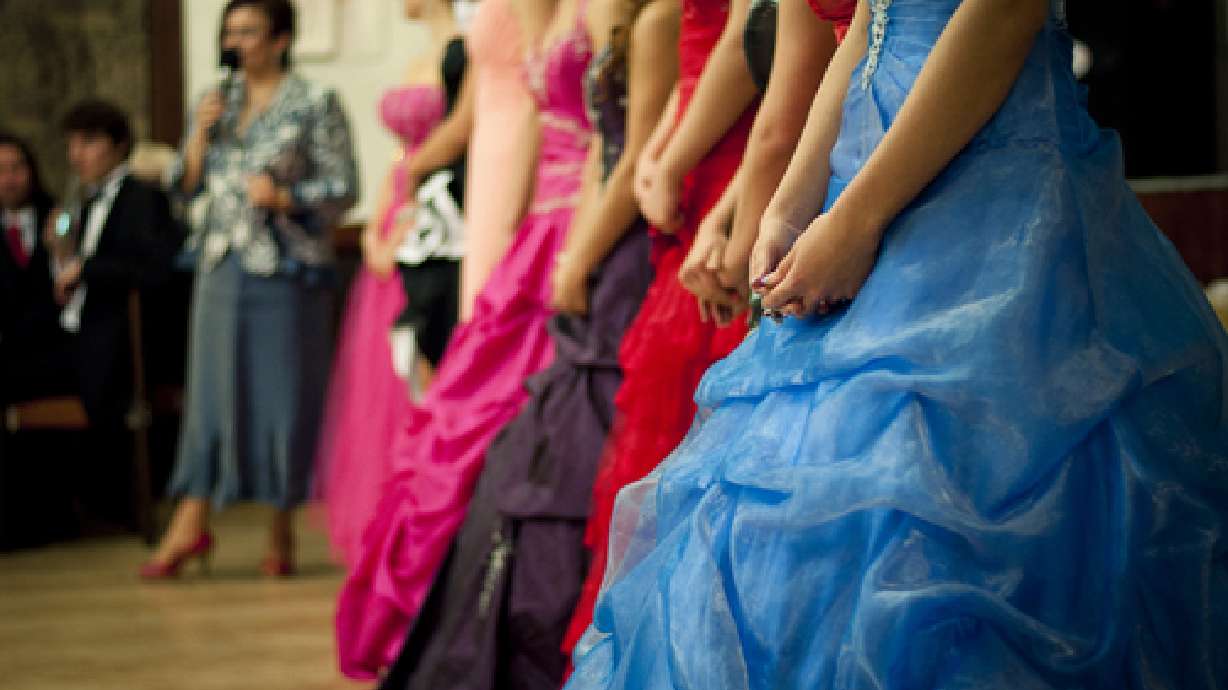 Prom goes on for Texas teens affected by wildfire