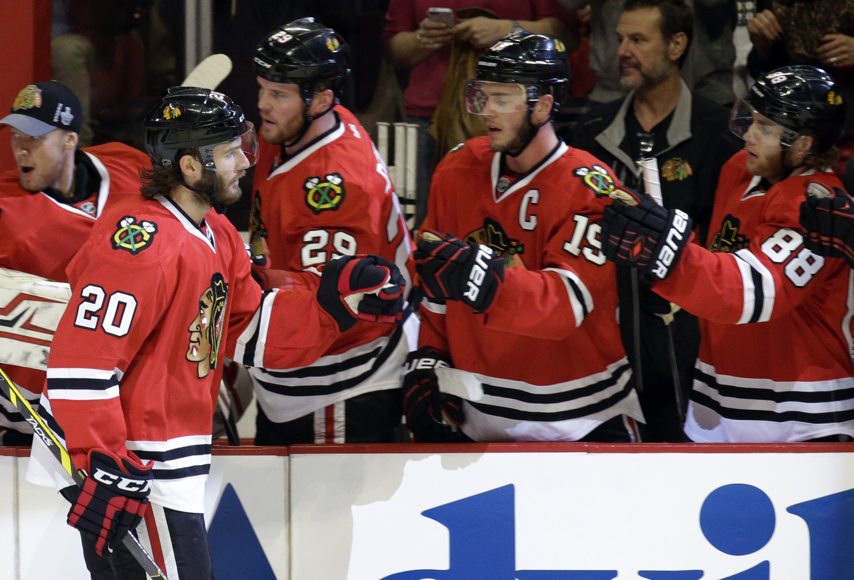 Crawford leads Blackhawks past Kings 3-1 in Game 1